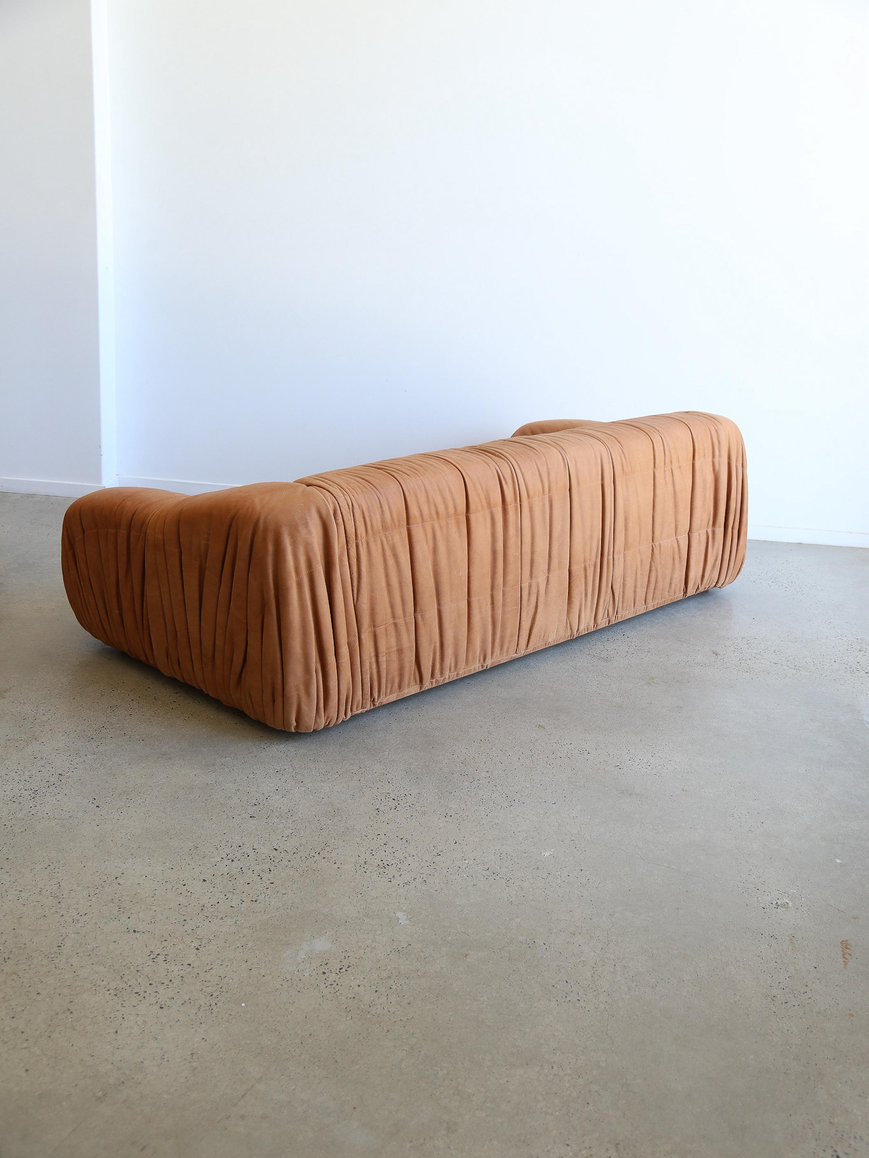 Piumino-Sofa aus cognacfarbenem Leder von De Pas D'Urbino Lomazzi für Dell'Oca im Zustand „Gut“ im Angebot in Byron Bay, NSW