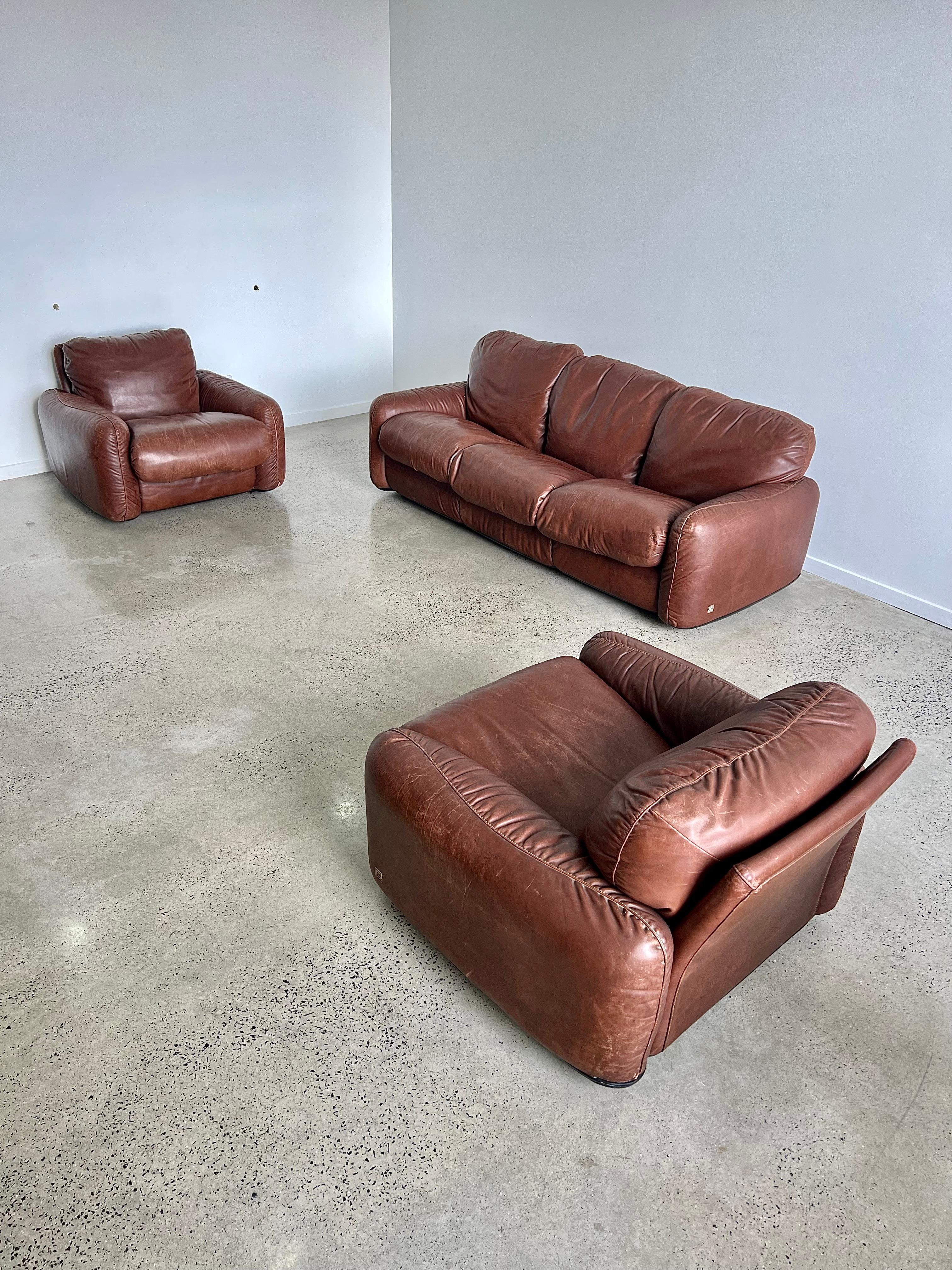 “Piumotto” Set of three seater dark brown leather sofa and two armchairs by Arrigo Arrigoni for Busnelli 1970s.


Sofa dimensions:
Height: 66 cm
Width: 190 cm
Depth:  85 cm

Armchairs Dimension: 
Height: 66 cm
Width:  90 cm
Depth:  85 cm