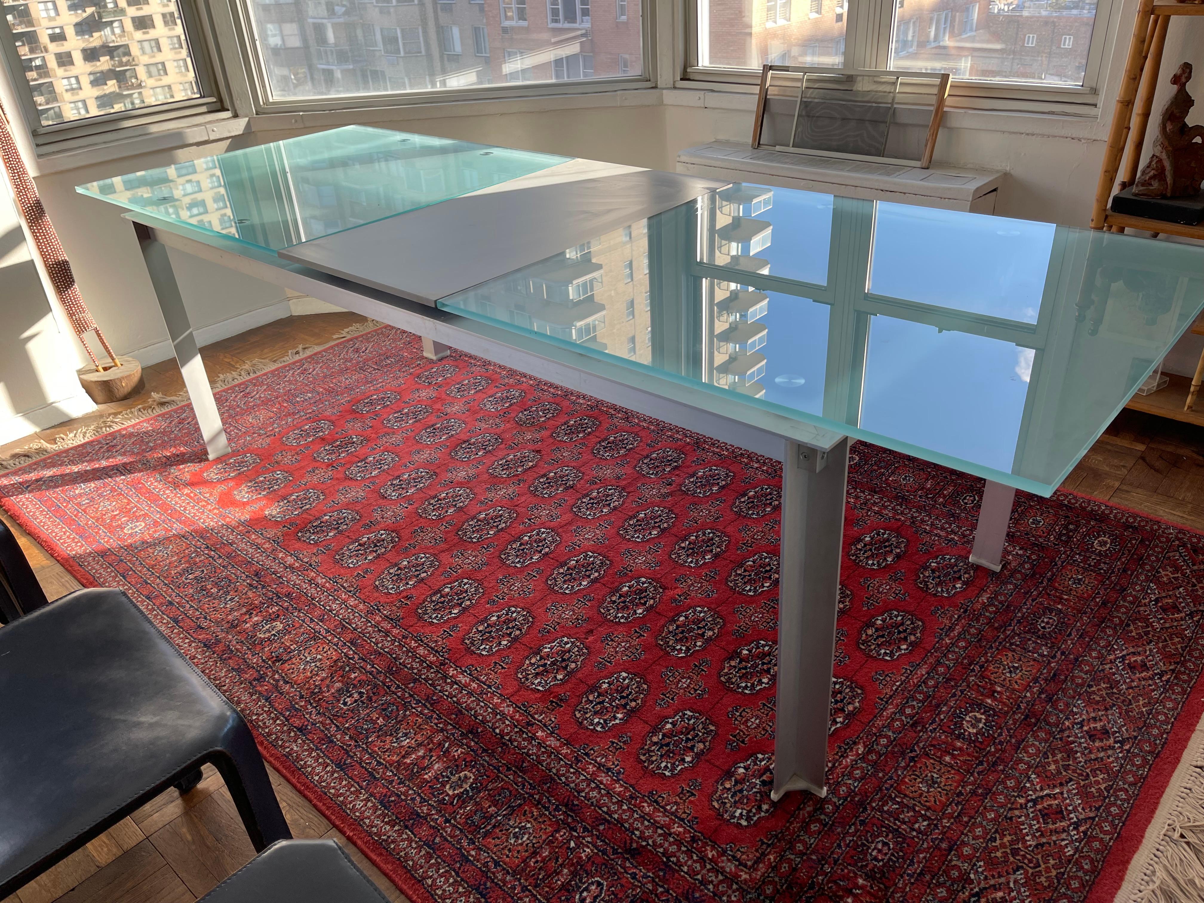 Table de salle à manger extensible Piva en aluminium et verre Atavola 20e siècle Contemporary Excellent état - En vente à East Hampton, NY