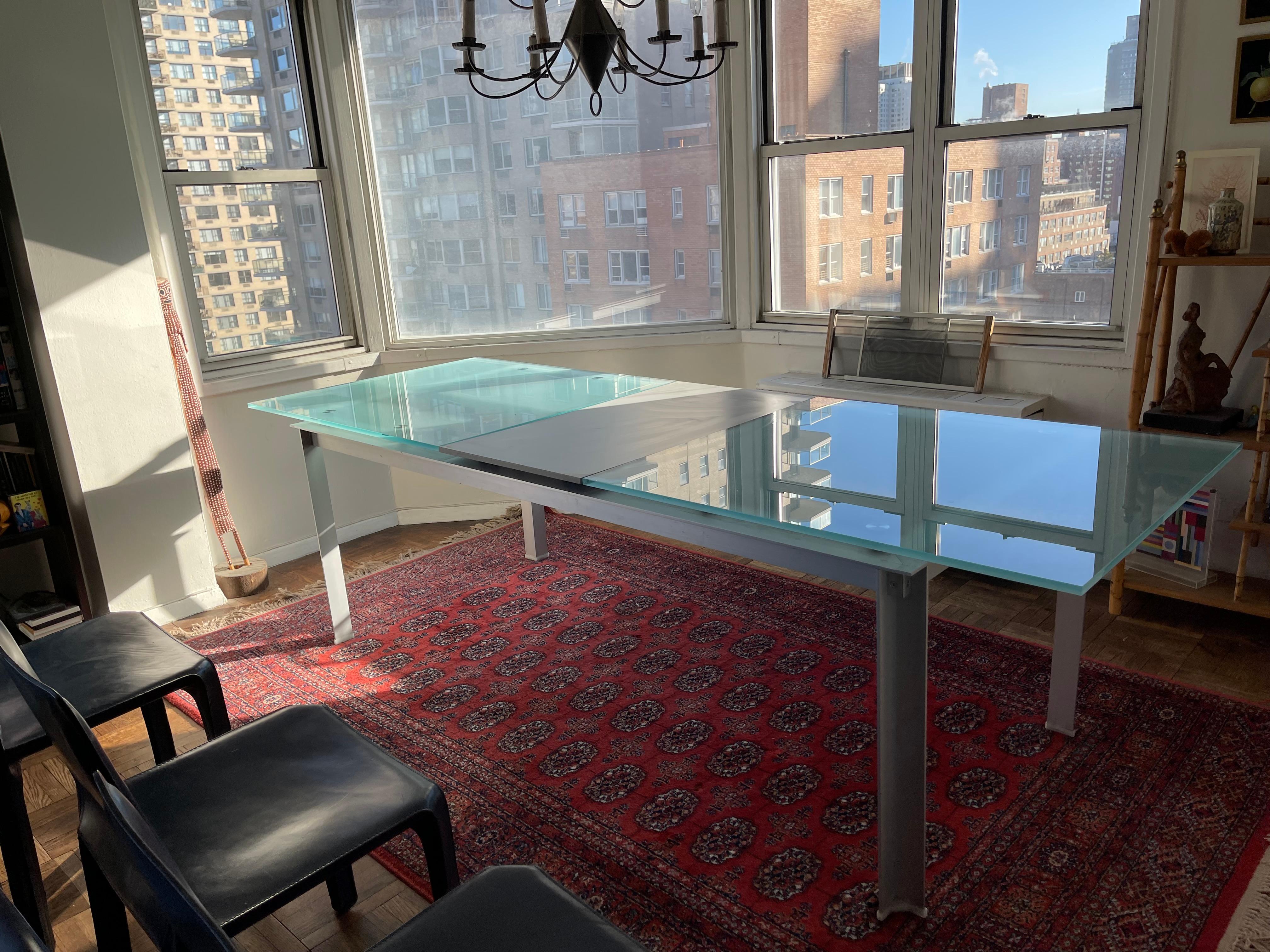 20ième siècle Table de salle à manger extensible Piva en aluminium et verre Atavola 20e siècle Contemporary en vente