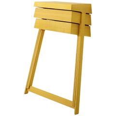 Meuble de rangement en bois massif jaune pivotant conçu par Raw Edges