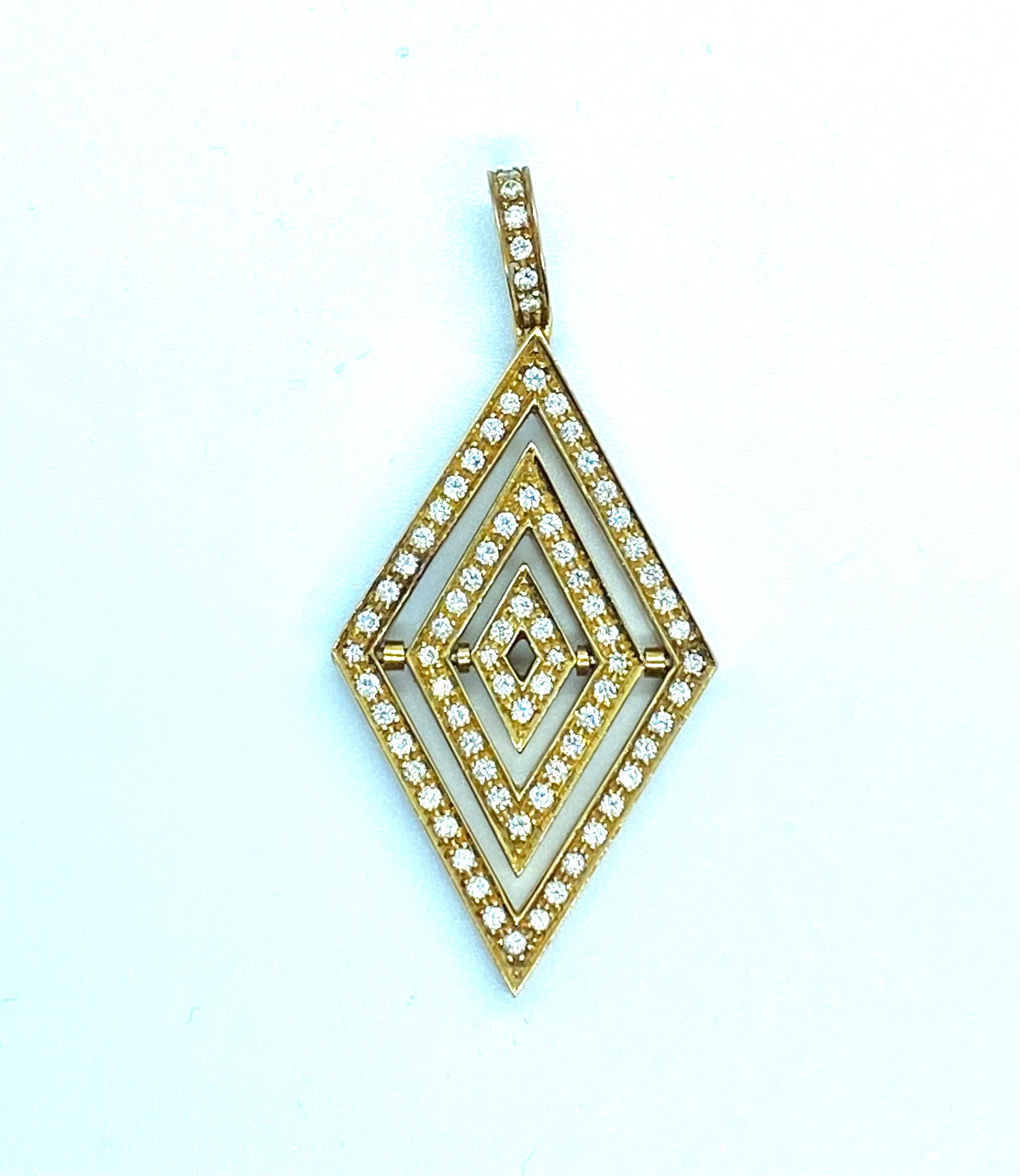 Elegant pendant in the shape of a rhombus, made of yellow 18K gold
On one side No. 83 brilliant cut diamonds, estimated weight of ct. 0.02 each.
On the opposite side No. 40 sapphires, weighing ct. 0.035 each, n. 24 rubies, weighing ct. 0.035 each