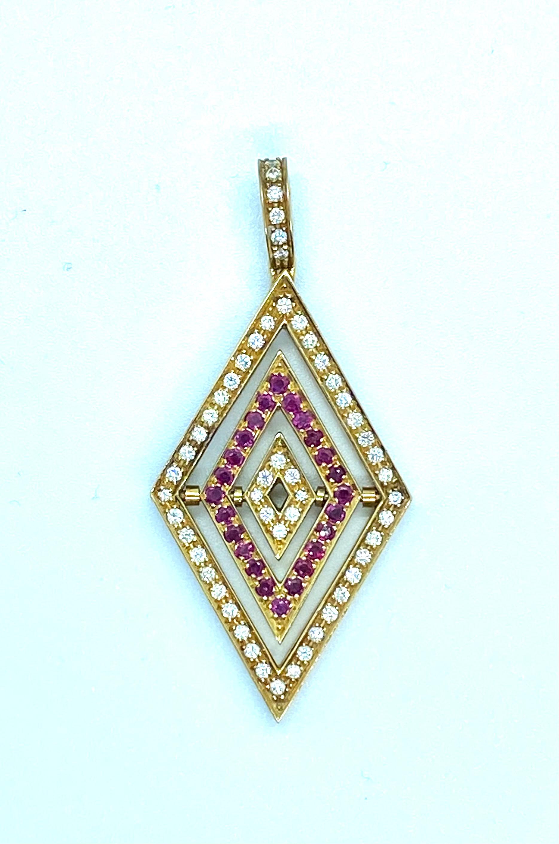 Pivoting gold rhombus pendant In Excellent Condition For Sale In Sežana, SI