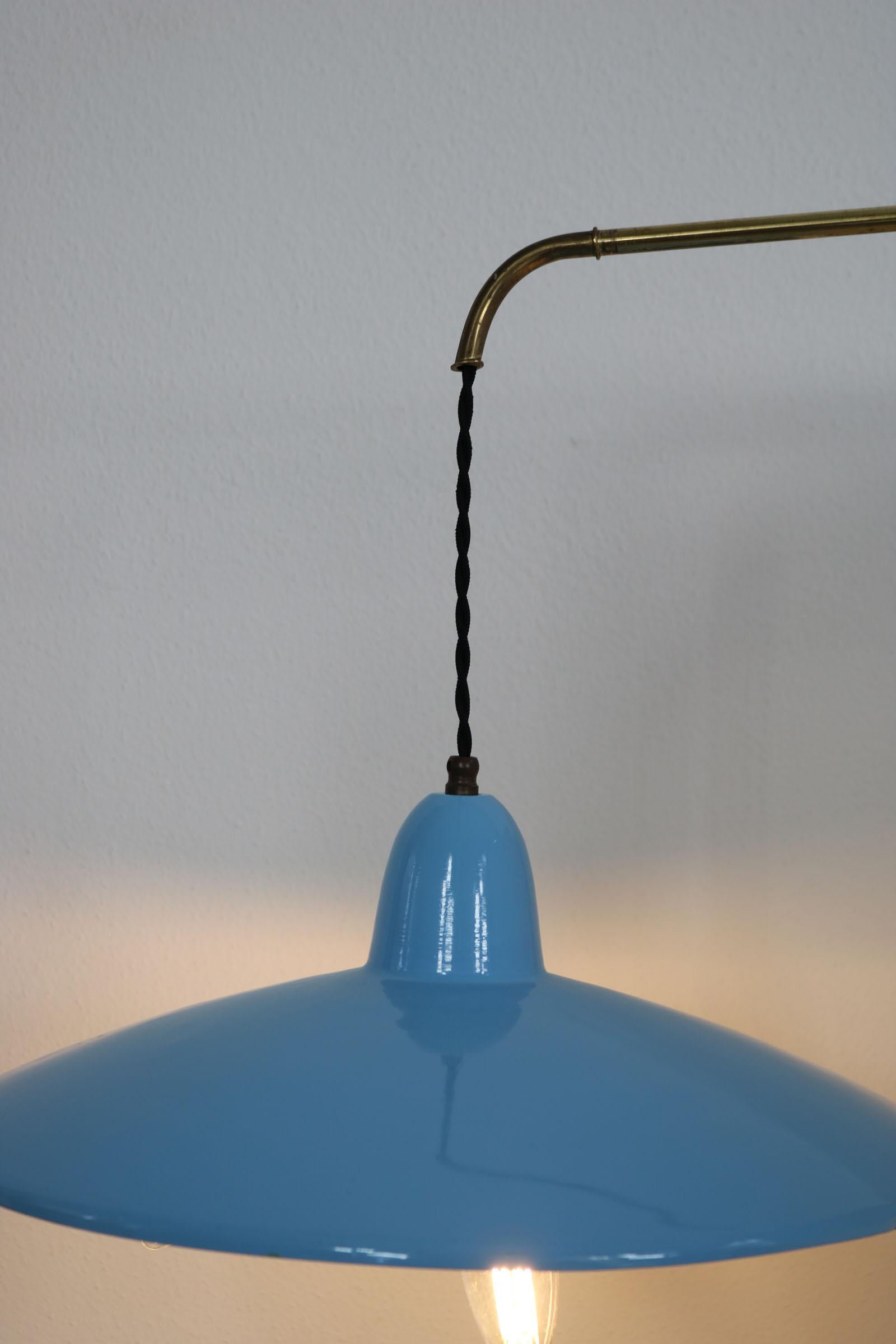 Aluminum Pivoting height-adjustable Italian telescopic wall light from the 1950s. For Sale