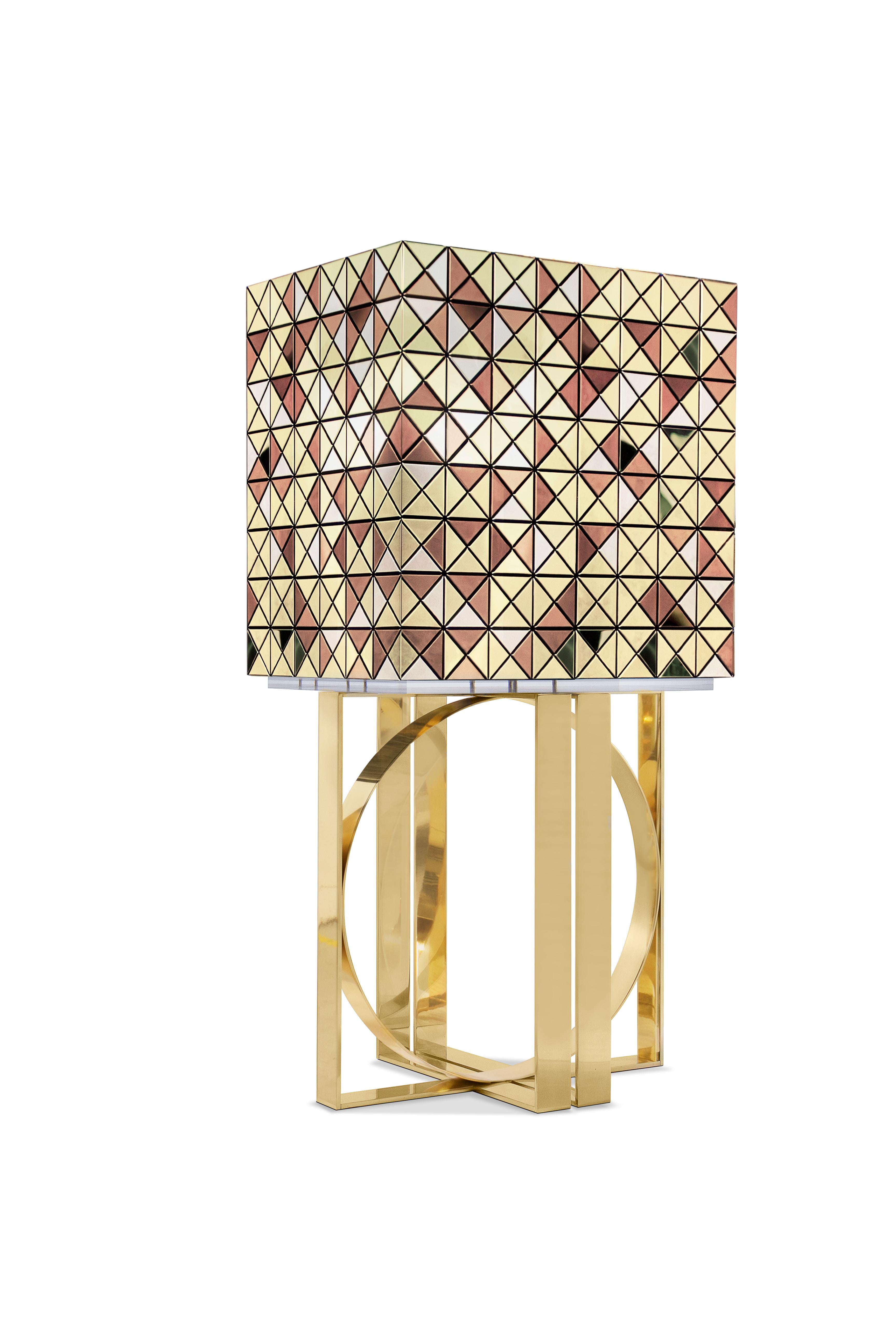 Pixel è un tentativo di onorare l'unione tra design e artigianato. I 1088 triangoli che completano questo pezzo portano con sé la dedizione e l'arte di chi lo ha costruito, con una varietà di finiture mai vista prima. La base in ottone lucido