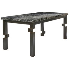 Bureau Pixel de Morgan Clayhall, acier sculptural et marbre