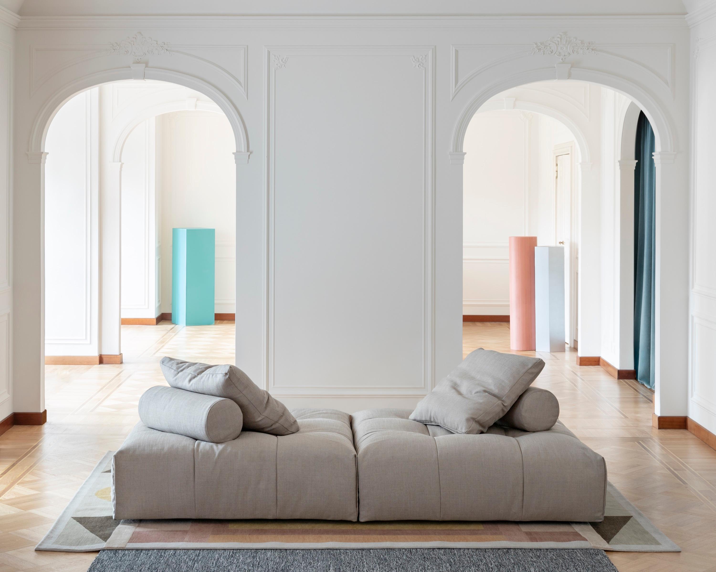 From the creativity of Sergio Bicego comes Pixel sofa, featuring a series of elements that can be freely combined, thanks to an exclusive connector created by Saba Italia. In this way the arm- and backrests can be removed from the bases to form