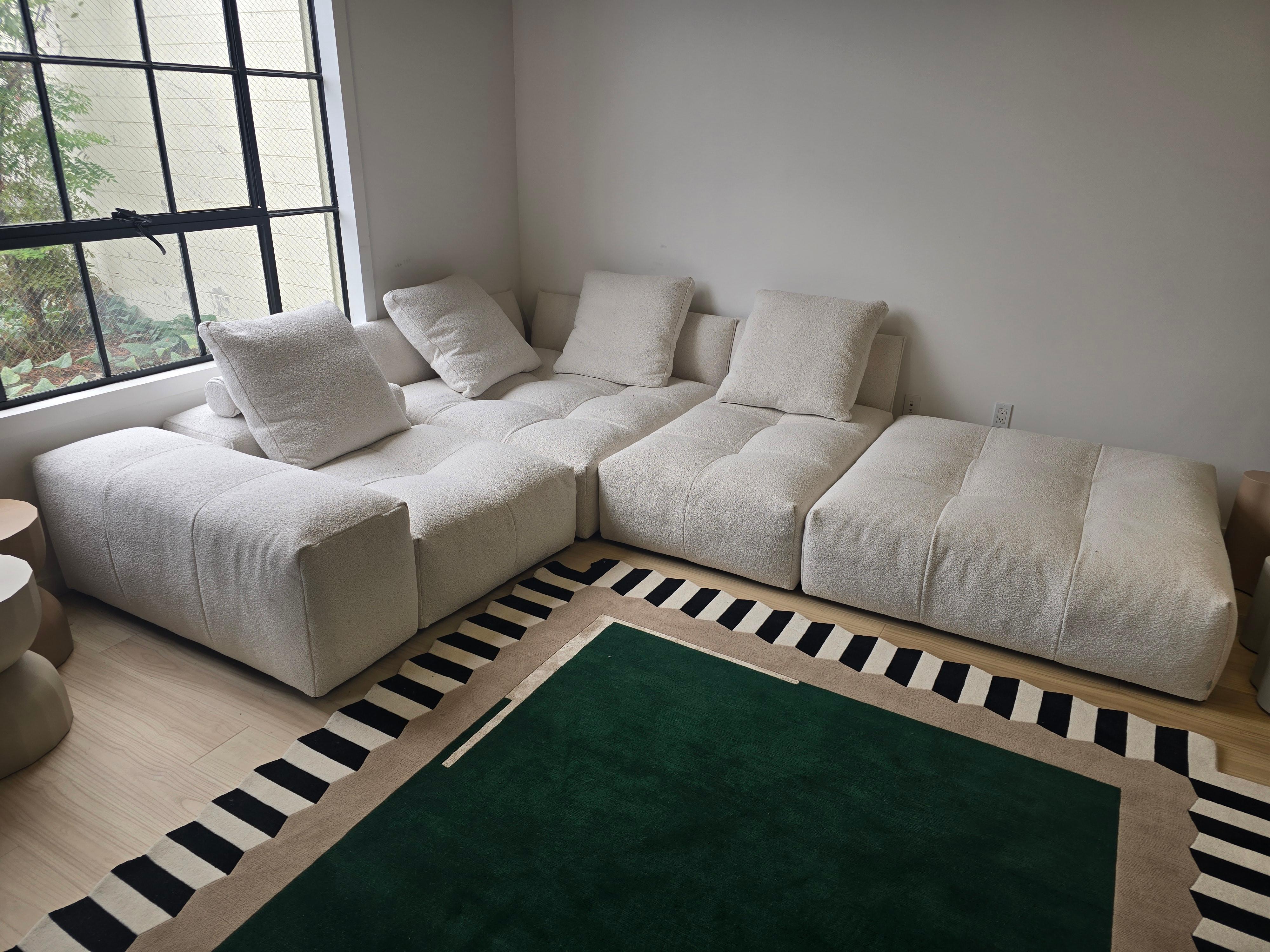 El sofá Pixel se caracteriza por una serie de elementos que pueden combinarse libremente mediante un conector exclusivo fabricado por Saba Italia. Los reposabrazos y los respaldos pueden separarse de la base para crear un sinfín de nuevas