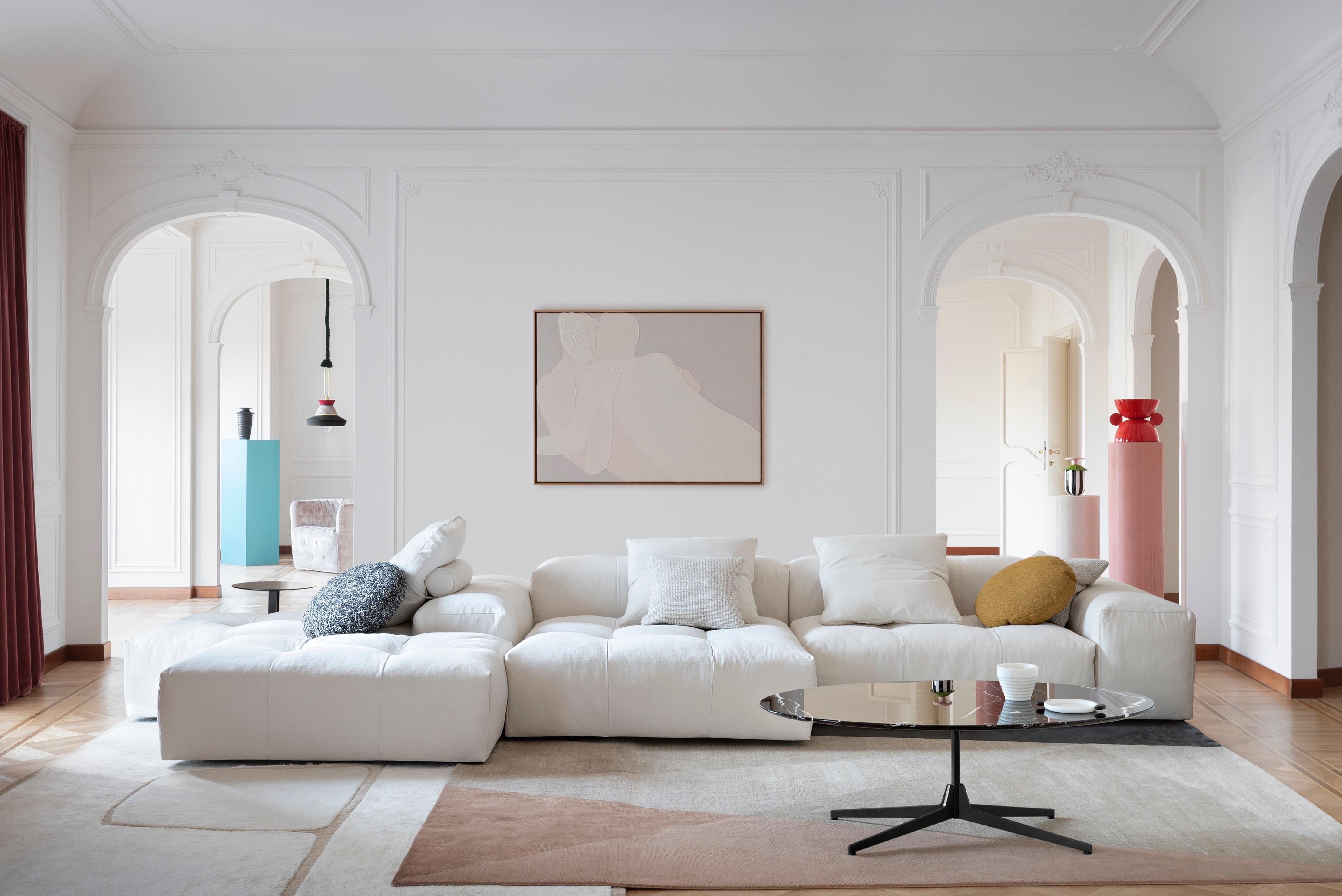 Der Kreativität von Sergio Bicego entspringt das Sofa Pixel, das aus einer Reihe von Elementen besteht, die dank eines exklusiven, von Saba Italia entwickelten Verbindungsstücks frei kombiniert werden können. Auf diese Weise können die Arm- und