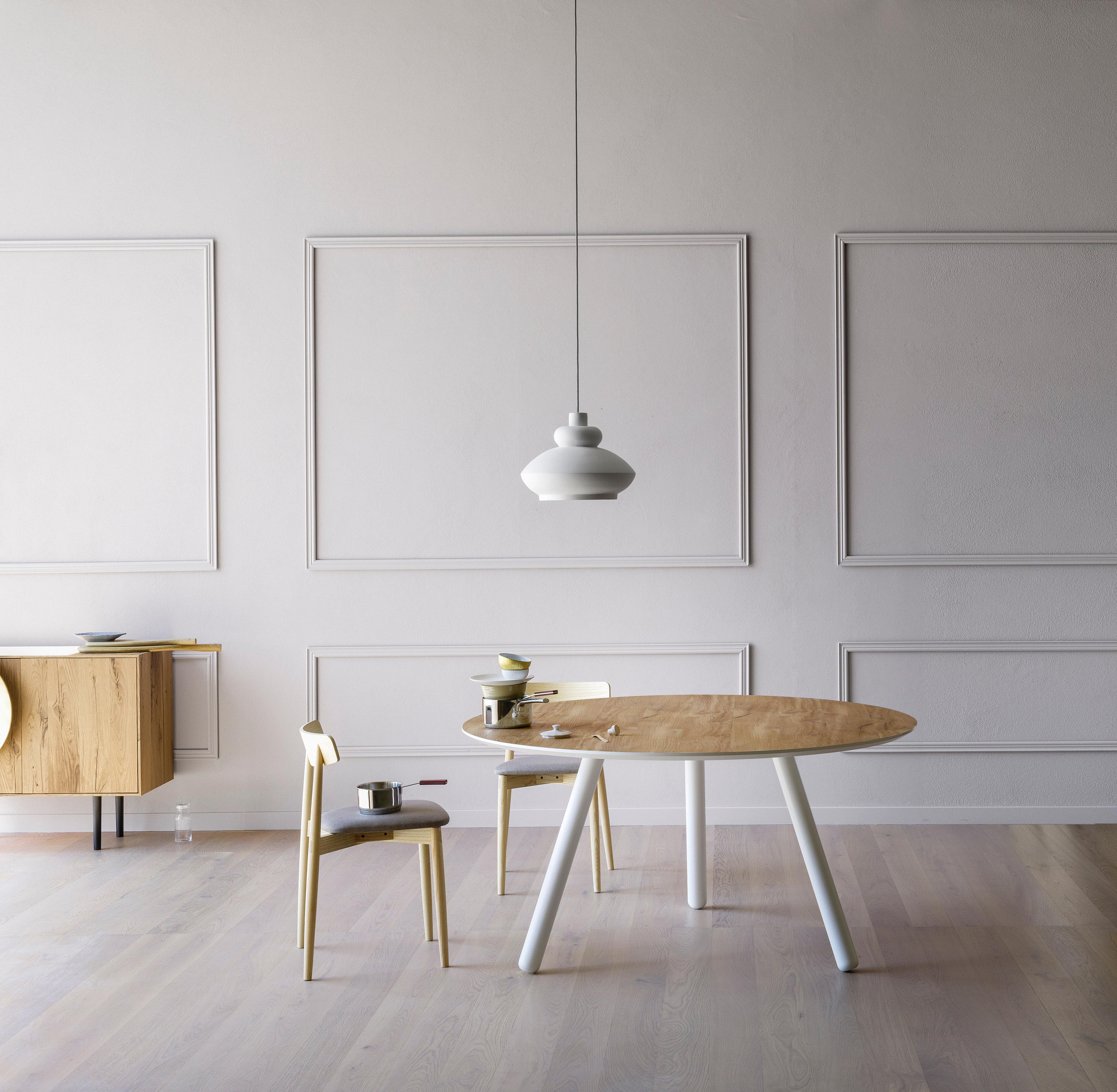 Pixie Großer Runder Tisch mit weiß lackierten Beinen:: von Miniforms Lab (Holz) im Angebot