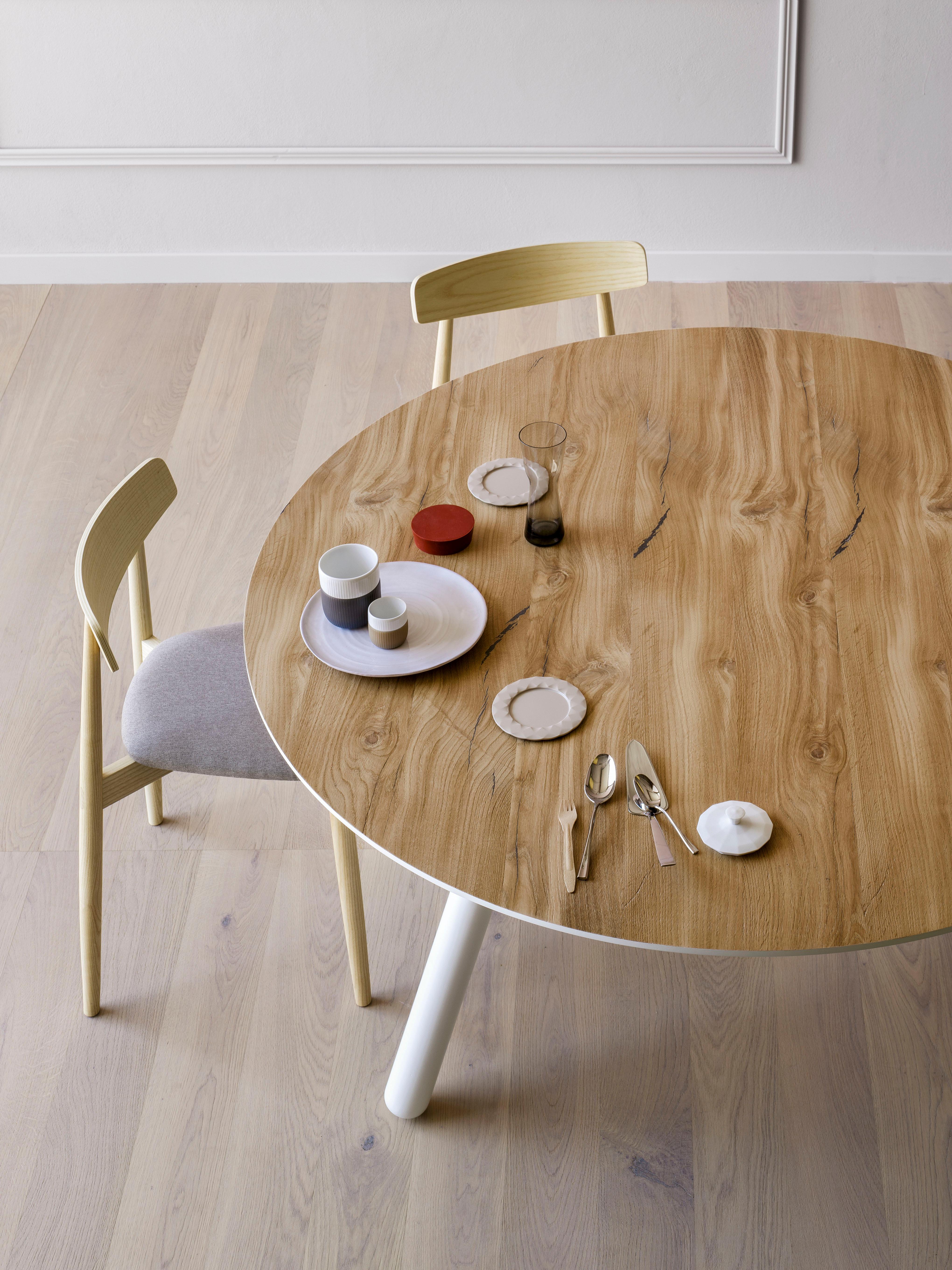 Pixie Großer Runder Tisch mit weiß lackierten Beinen:: von Miniforms Lab im Angebot 1