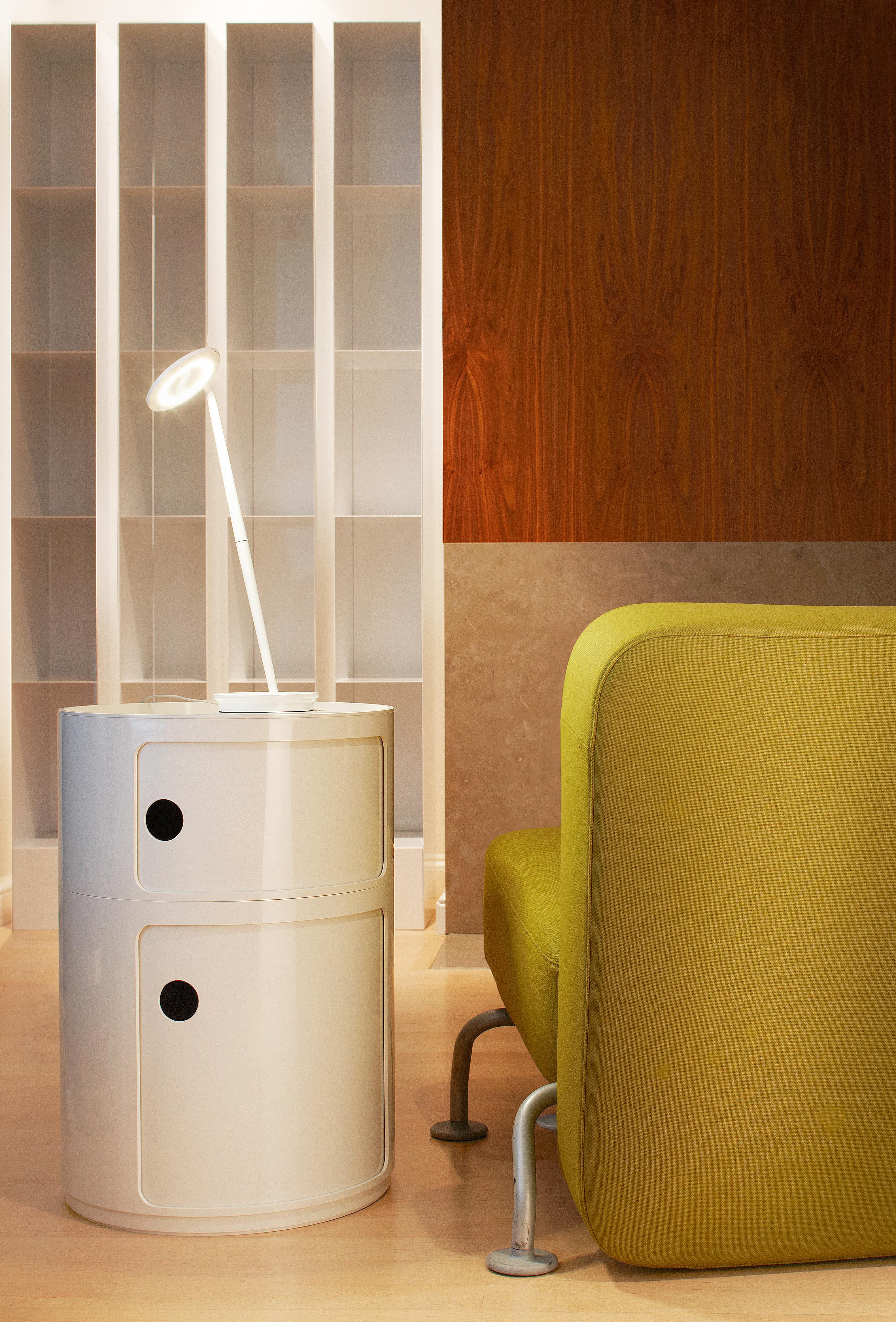 Lampe de bureau Pixo en blanc par Pablo Designs en vente 2