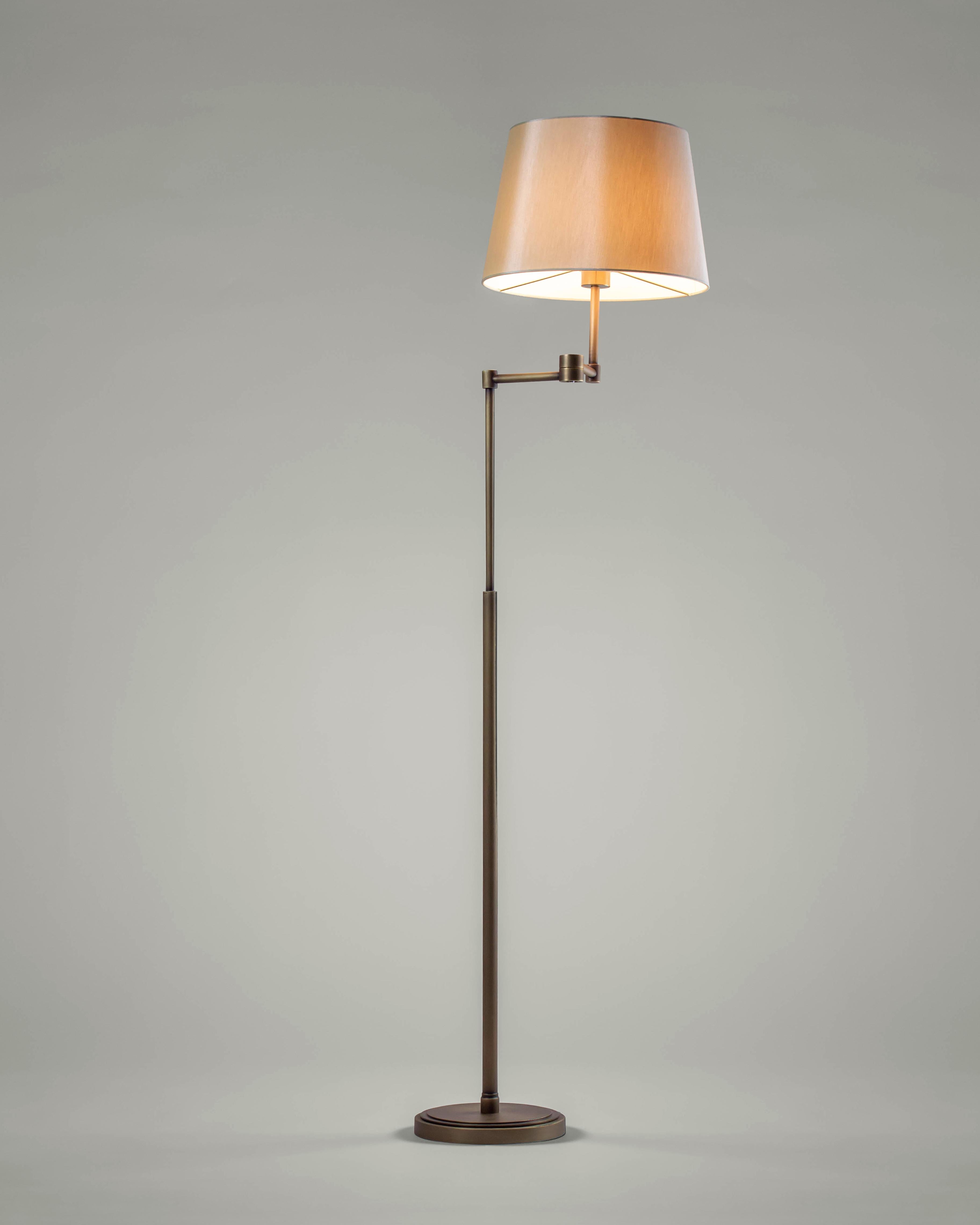 Lámpara de pie Pixy by G.Luce
Dimensiones: P 32 x A 162 cm
Materiales: Estructura de Latón Acabado Bronce Pantalla de Percal. 
Peso: 7,5 Kg. 

G.Luce es el resultado de treinta años de compromiso, investigación y colaboración con una red de