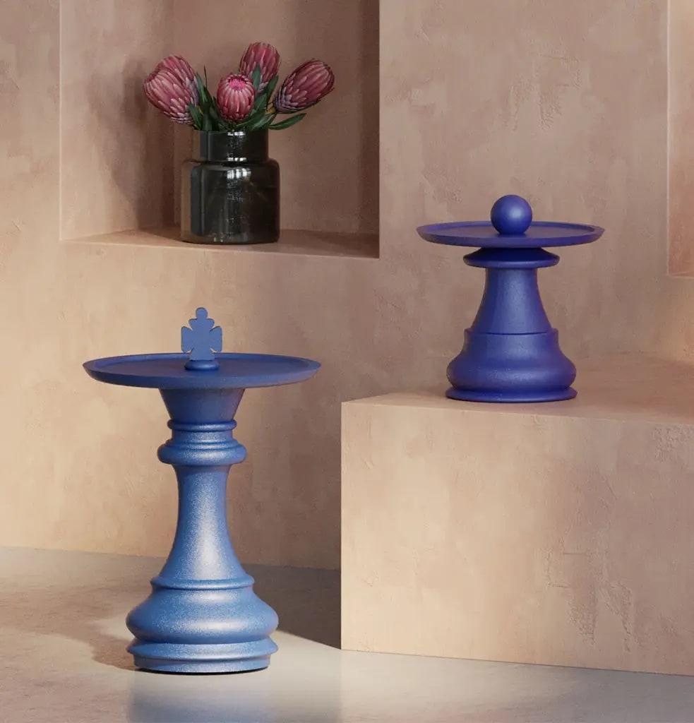 Dérivée des formes classiques des pièces d'échecs, la table d'appoint Piyon apporte de l'innovation à votre espace grâce à sa présence sculpturale et unique. Ces caissons représentent une approche non conventionnelle de la conception de meubles et