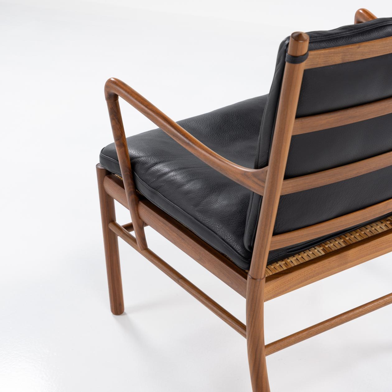 PJ 149 – „Colonial Chair“ aus schwarzem Leder und Nussbaumholz von Ole Wanscher (Skandinavische Moderne) im Angebot