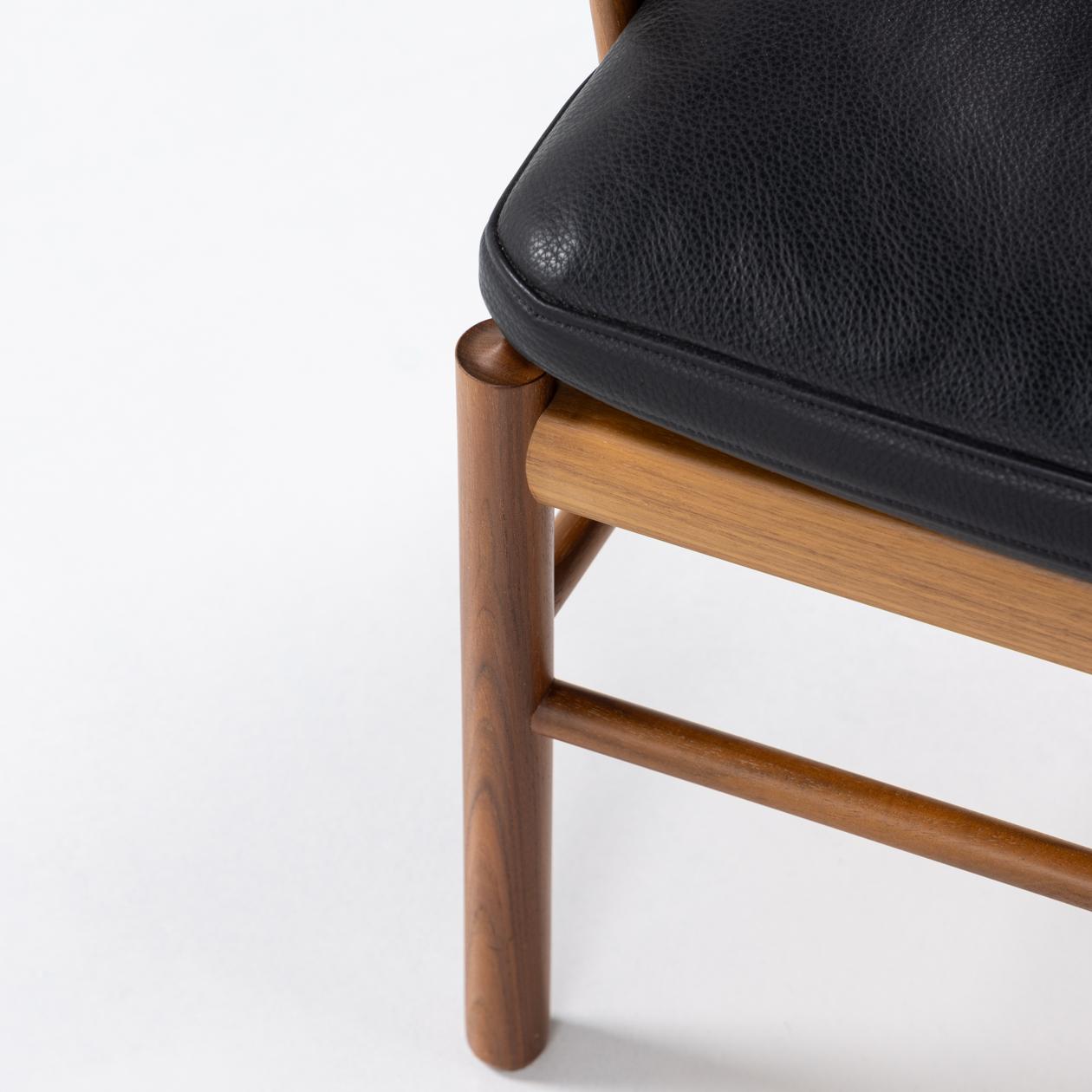 PJ 149 – „Colonial Chair“ aus schwarzem Leder und Nussbaumholz von Ole Wanscher (Patiniert) im Angebot
