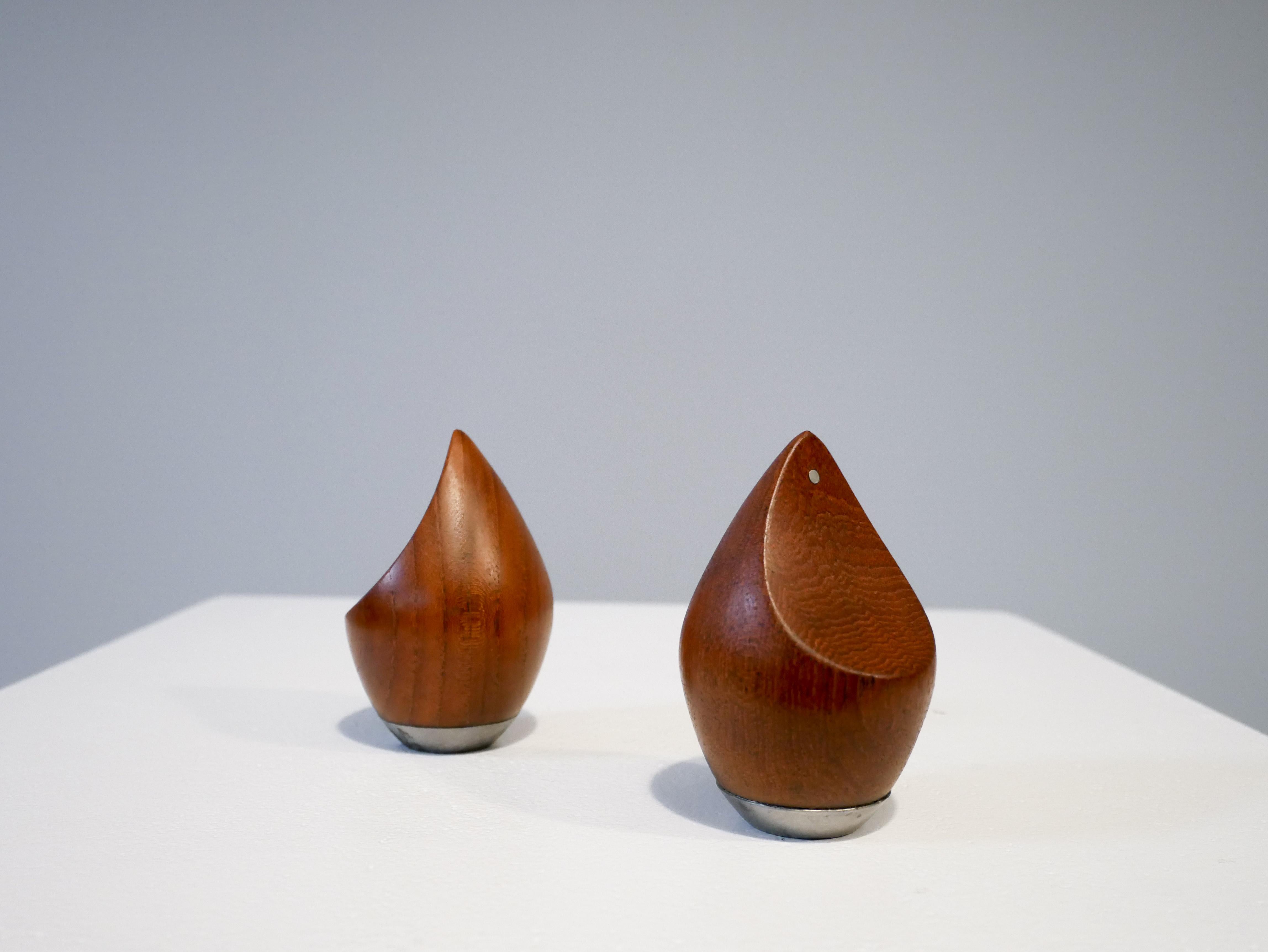 Rare set of a PJØ form salt and pepper Shaker set. The shakers have a patented way off distribution.
Made in Denmark, 1950s. Teak and stainless steel.