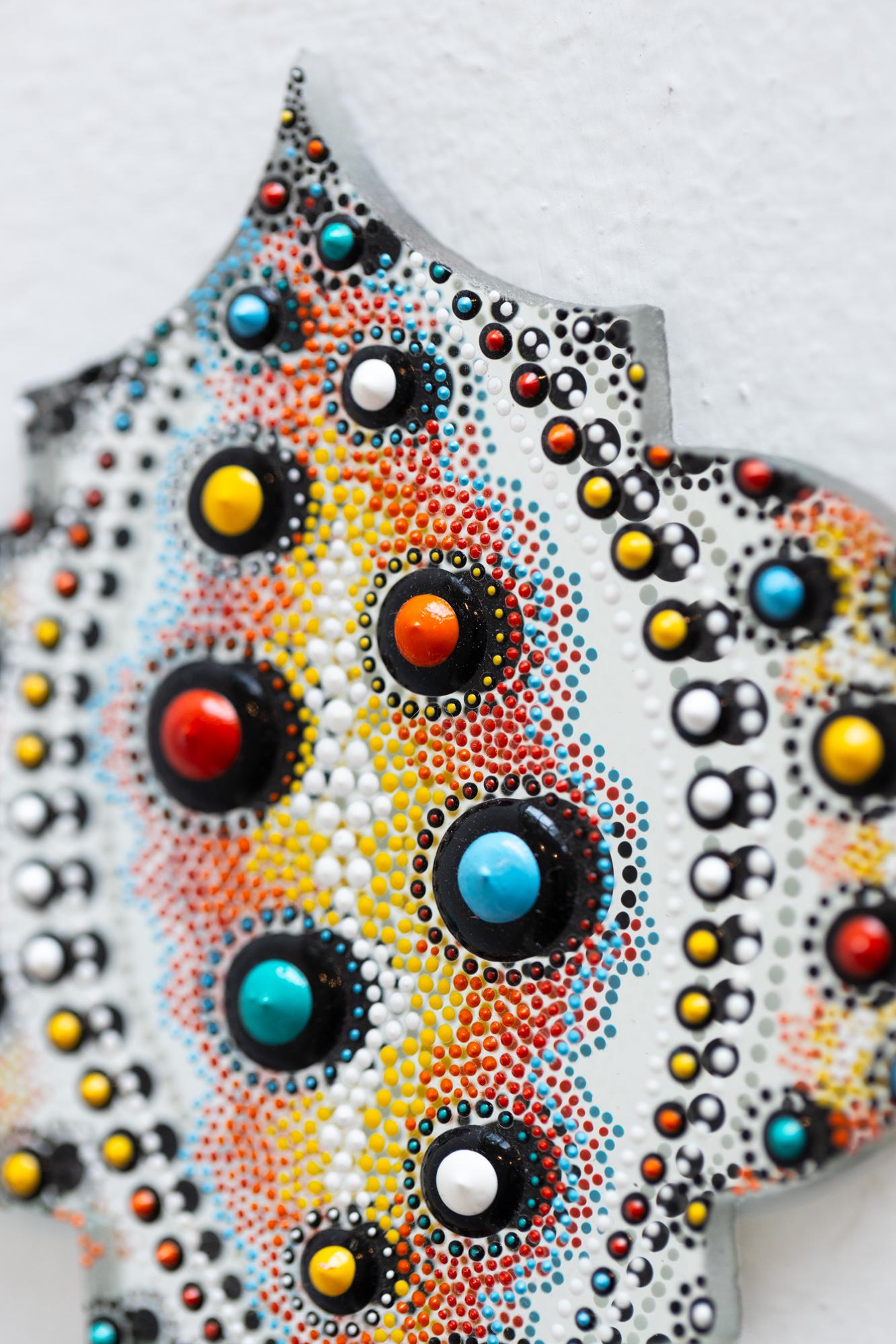 « Prime Urchin » - Motifs colorés et décoratifs avec peinture dimensionnelle sur verre - Contemporain Painting par PJ Linden