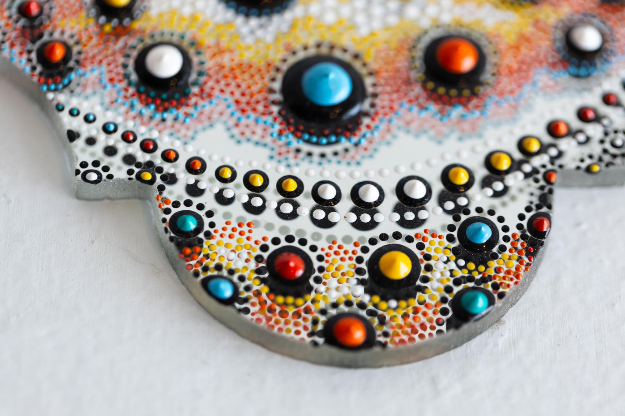« Prime Urchin » - Motifs colorés et décoratifs avec peinture dimensionnelle sur verre en vente 2