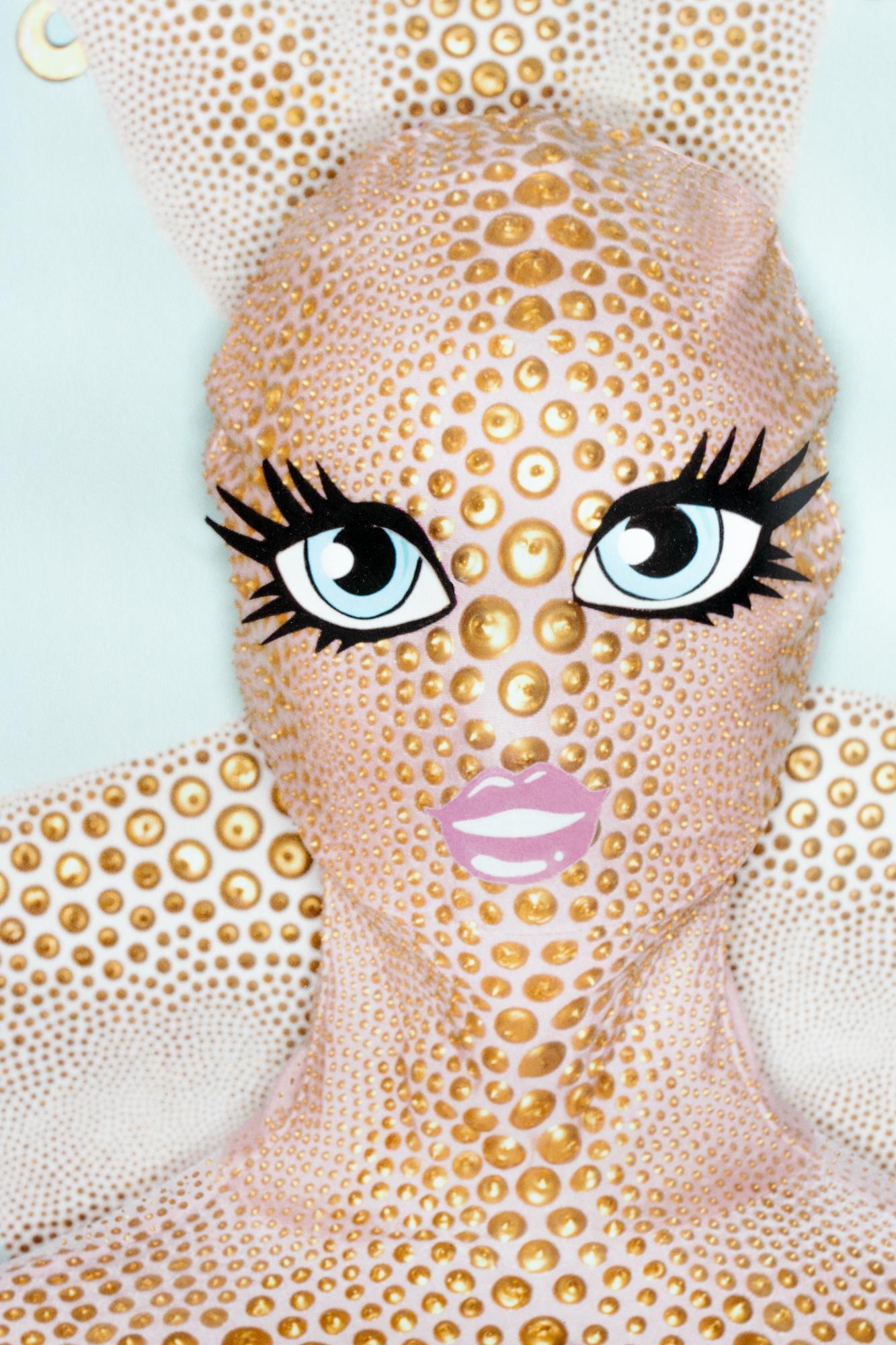 „This Is Not A Composite“ Barbie-inspirierter Pigmentdruck auf Archivpapier – Print von PJ Linden