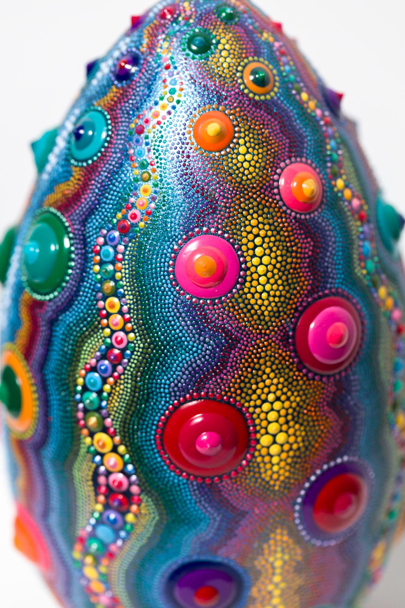 „Candy Urchin Egg“, Eimotiv, Muster, leuchtende Farben, Textur, dimensional (Zeitgenössisch), Sculpture, von PJ Linden