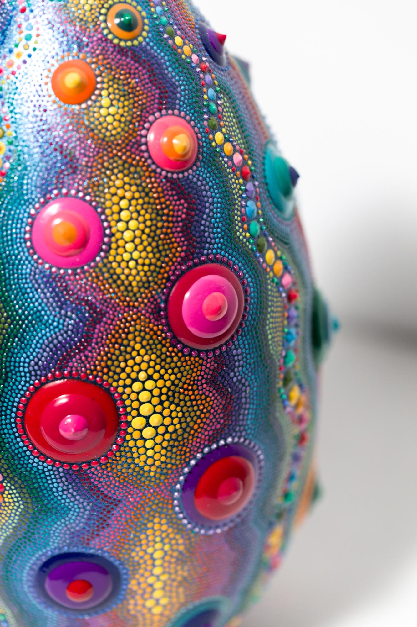 „Candy Urchin Egg“, Eimotiv, Muster, leuchtende Farben, Textur, dimensional im Angebot 1