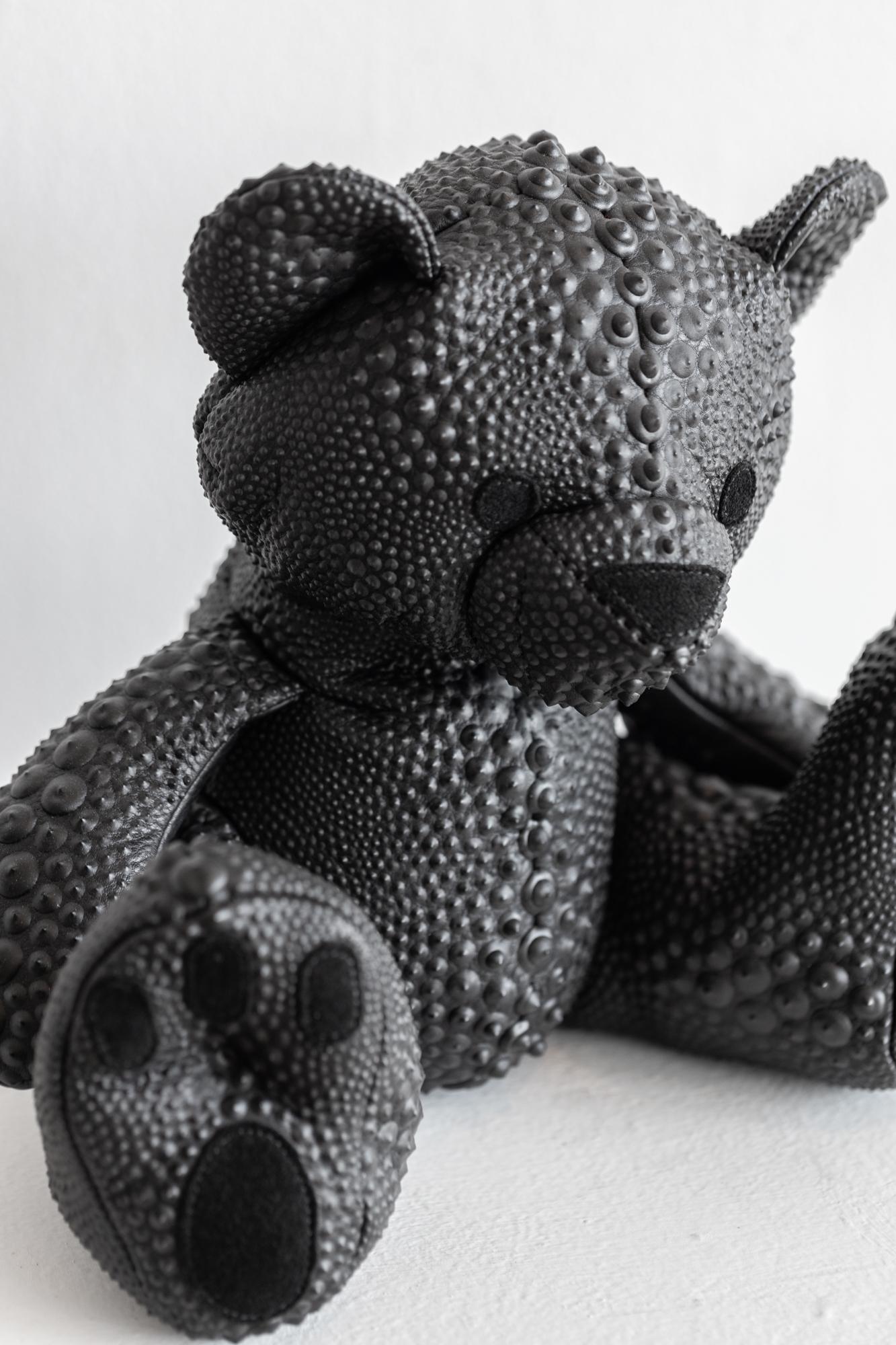 Peinture « Ours en cuir » Dimensional sur cuir - Sculpture de PJ Linden