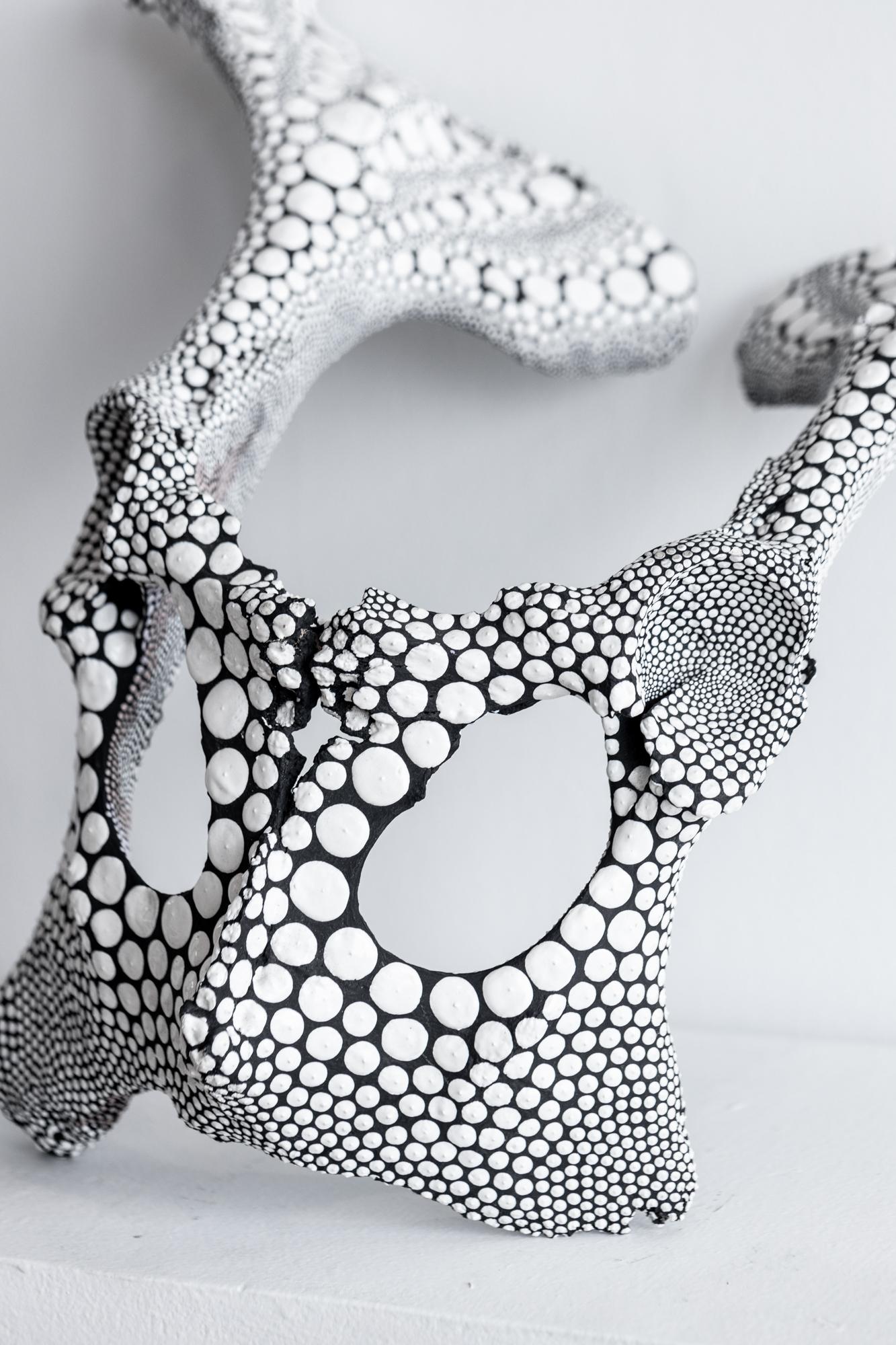 „Pelvic Pelt“ Abstrakte, dimensionale Farbe auf gefundenem Objekt – Sculpture von PJ Linden