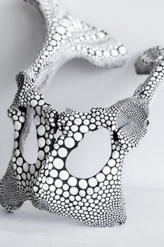 "Pelvic Pelt" Astratto, pittura dimensionale su oggetto ritrovato