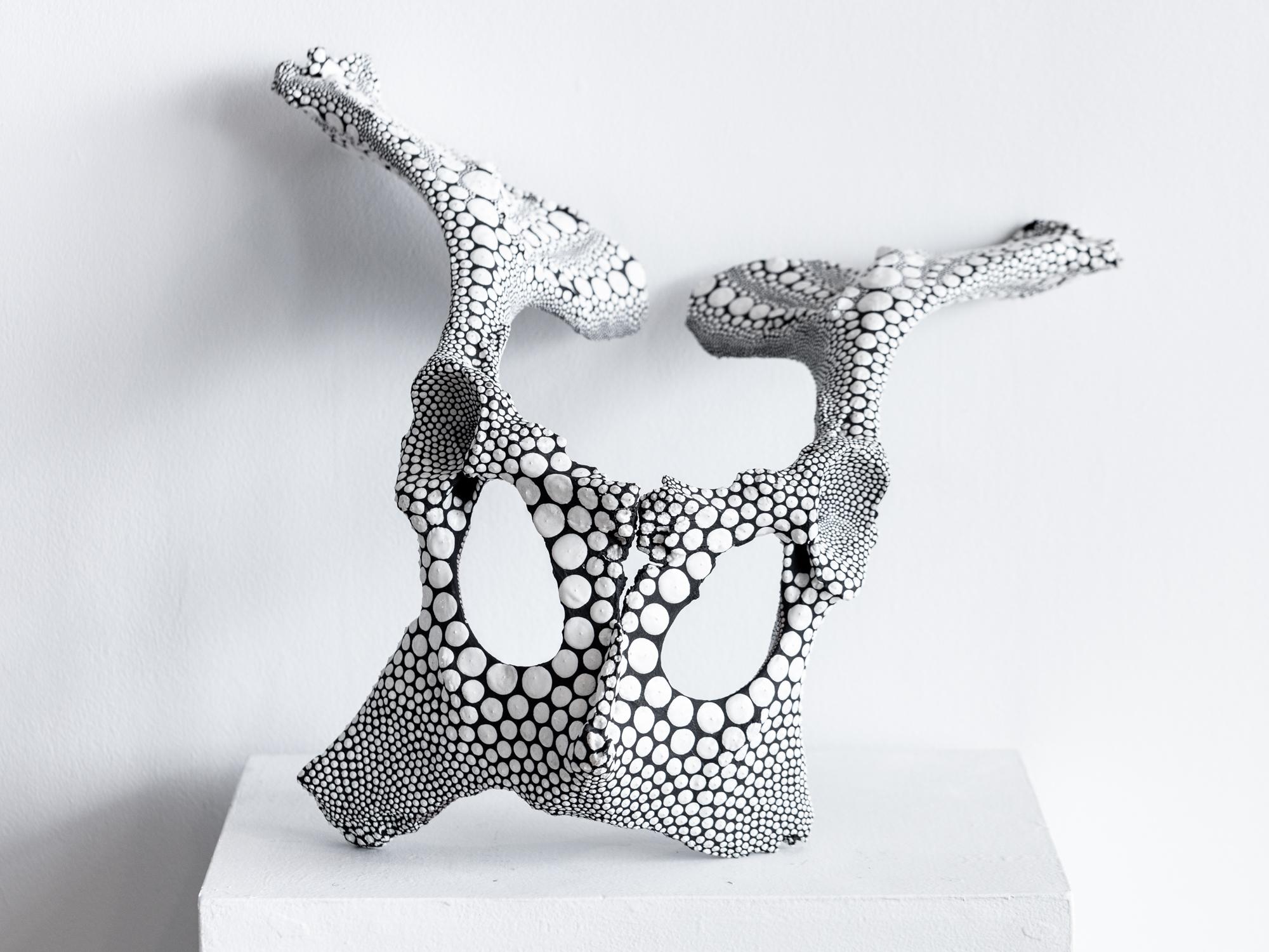 PJ Linden Abstract Sculpture – „Pelvic Pelt“ Abstrakte, dimensionale Farbe auf gefundenem Objekt