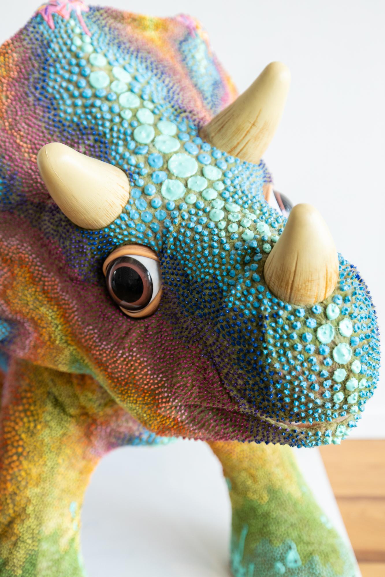 Dimensionale Farbe „Sundae Dino“ auf animatronicem Spielzeug von Dinosaur (Zeitgenössisch), Sculpture, von PJ Linden