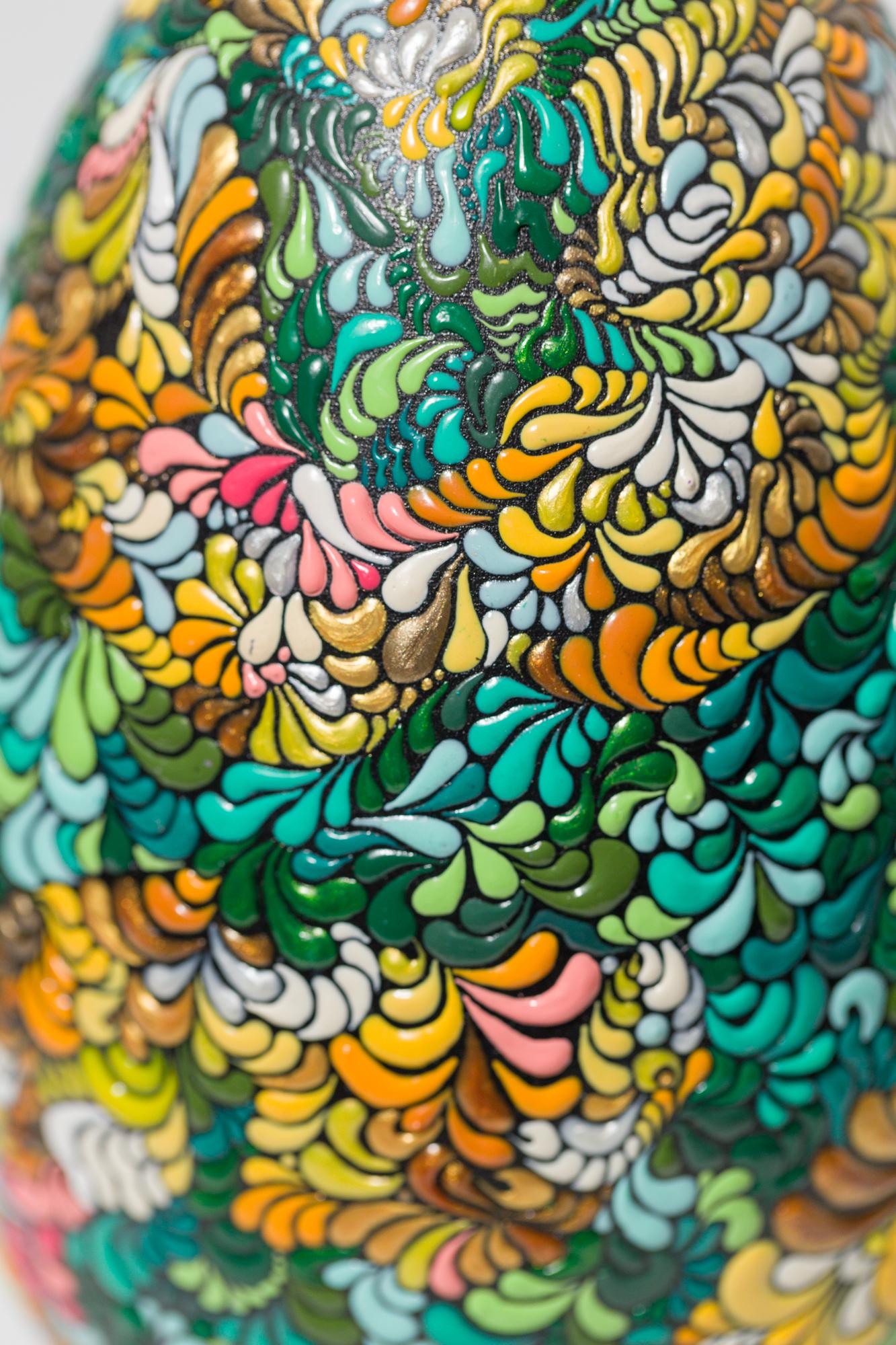 „Tiger Eye Camouflage“, Ei-Motiv, Muster-Design, Dimensionale Farbe auf Holz (Zeitgenössisch), Sculpture, von PJ Linden