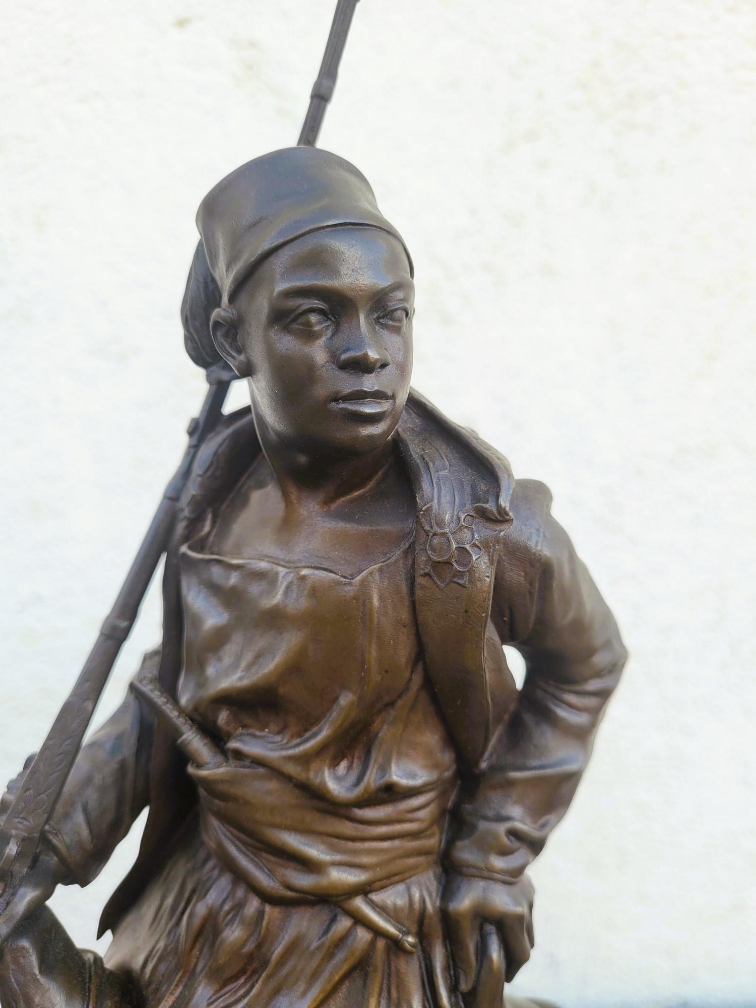 Il cacciatore africano, firmato PJ Mêne: bronzo patinato di un africano a cavallo, con il fucile in mano e la selvaggina a terra, con molti dettagli che rendono la scultura viva.

Modello creato dallo scultore francese intorno al 1877

Molto bella