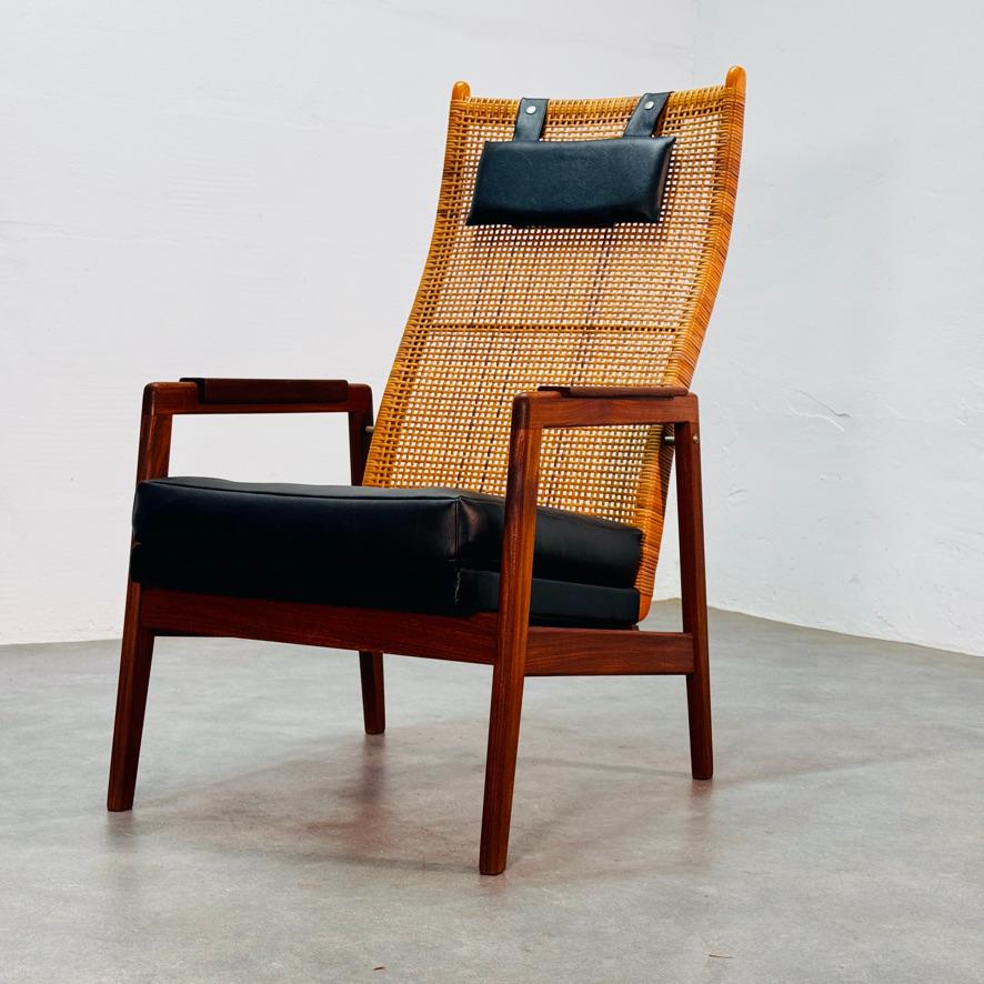 P.J. Muntendam mahagoni  & Rattansessel mit hoher Rückenlehne, Kunstledersitz und Kissen für 'Gebroeders Jonkers', 1960er Jahre.

Diese Stühle haben oft Rohrleitungen beschädigt. Dieser ist in originalem Vintage sehr gut erhalten. Keine