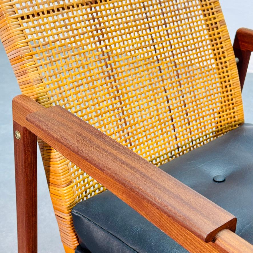 P.J. Muntendam, Loungesessel in neuwertigem Zustand mit hoher Rückenlehne und Rohrgewebe, 1960. (Moderne der Mitte des Jahrhunderts) im Angebot