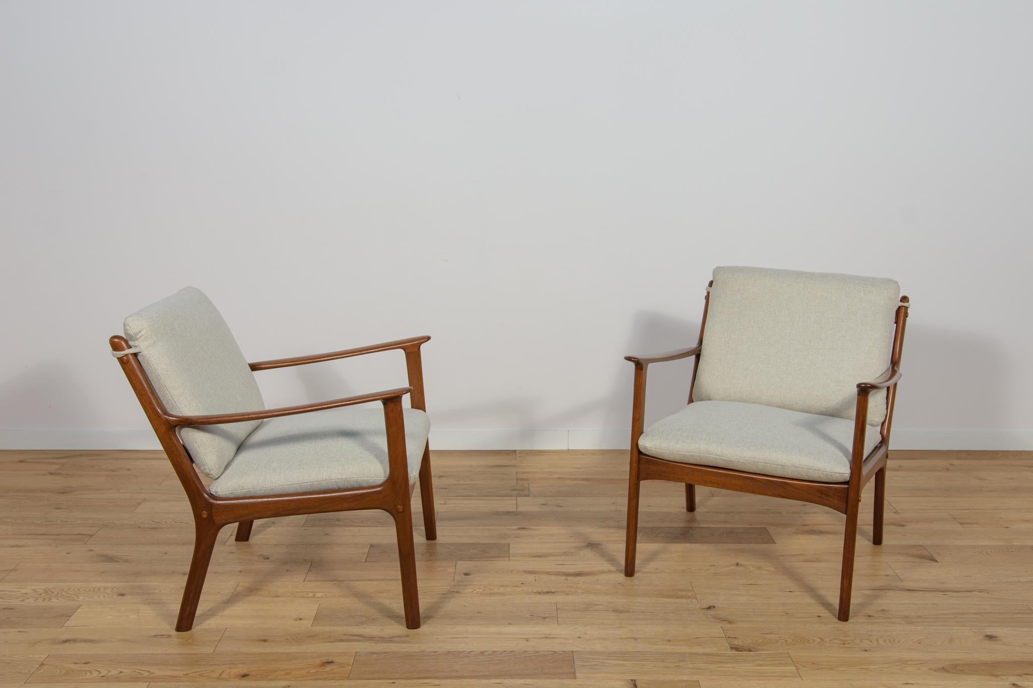 The pair armchairs model PJ112 were designed by Ole Wanscher and produced in the 1960s by Poul Jeppesen's manufactory in St. Heddinge in Denmark.
The armchairs have undergone a comprehensive carpentry and upholstery renovation, they were made of
