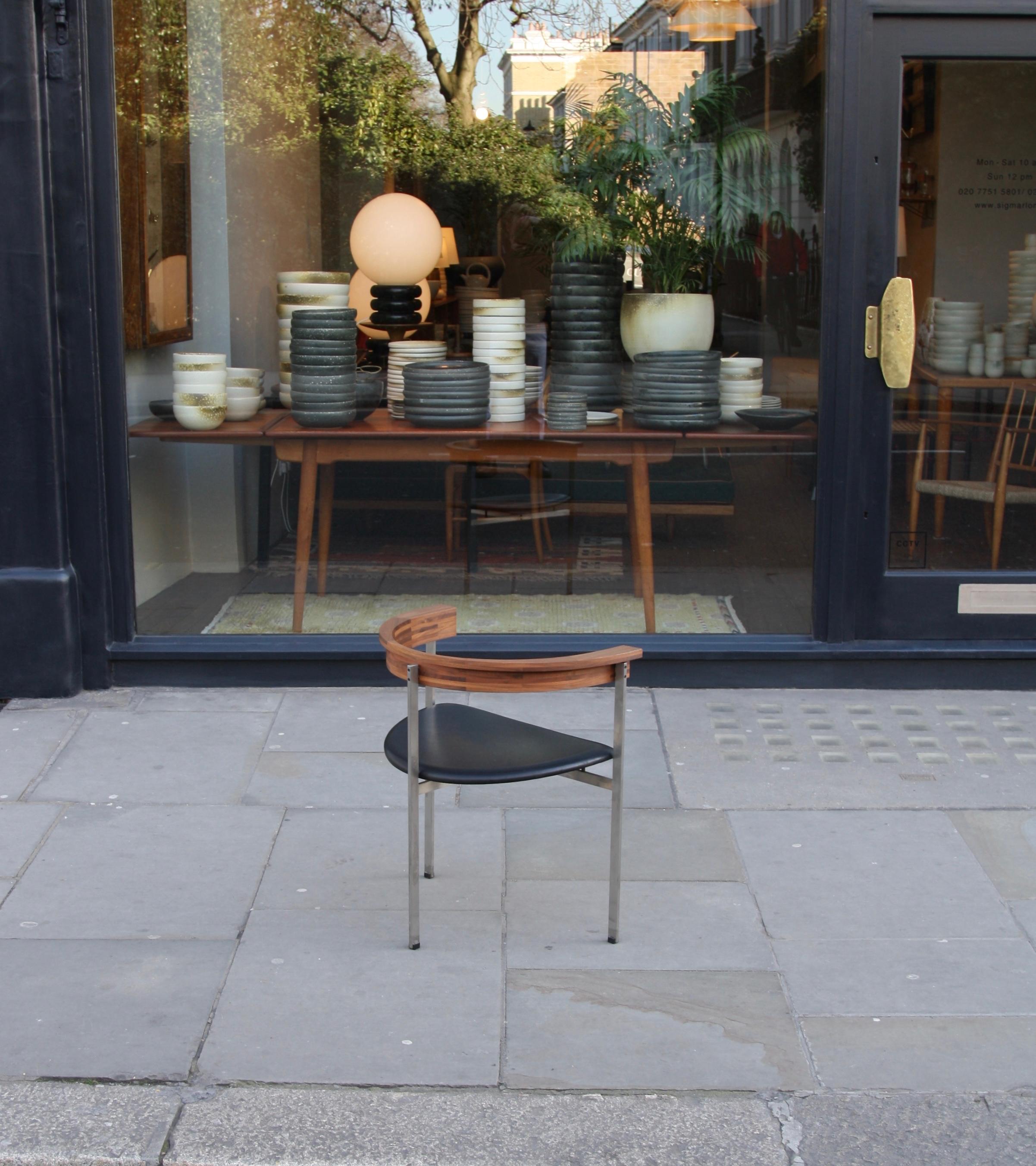 PK 11 by Poul Kjaerholm in Walnut & Black Elegance Leather by Thomas Kjaerholm In Excellent Condition In London, GB