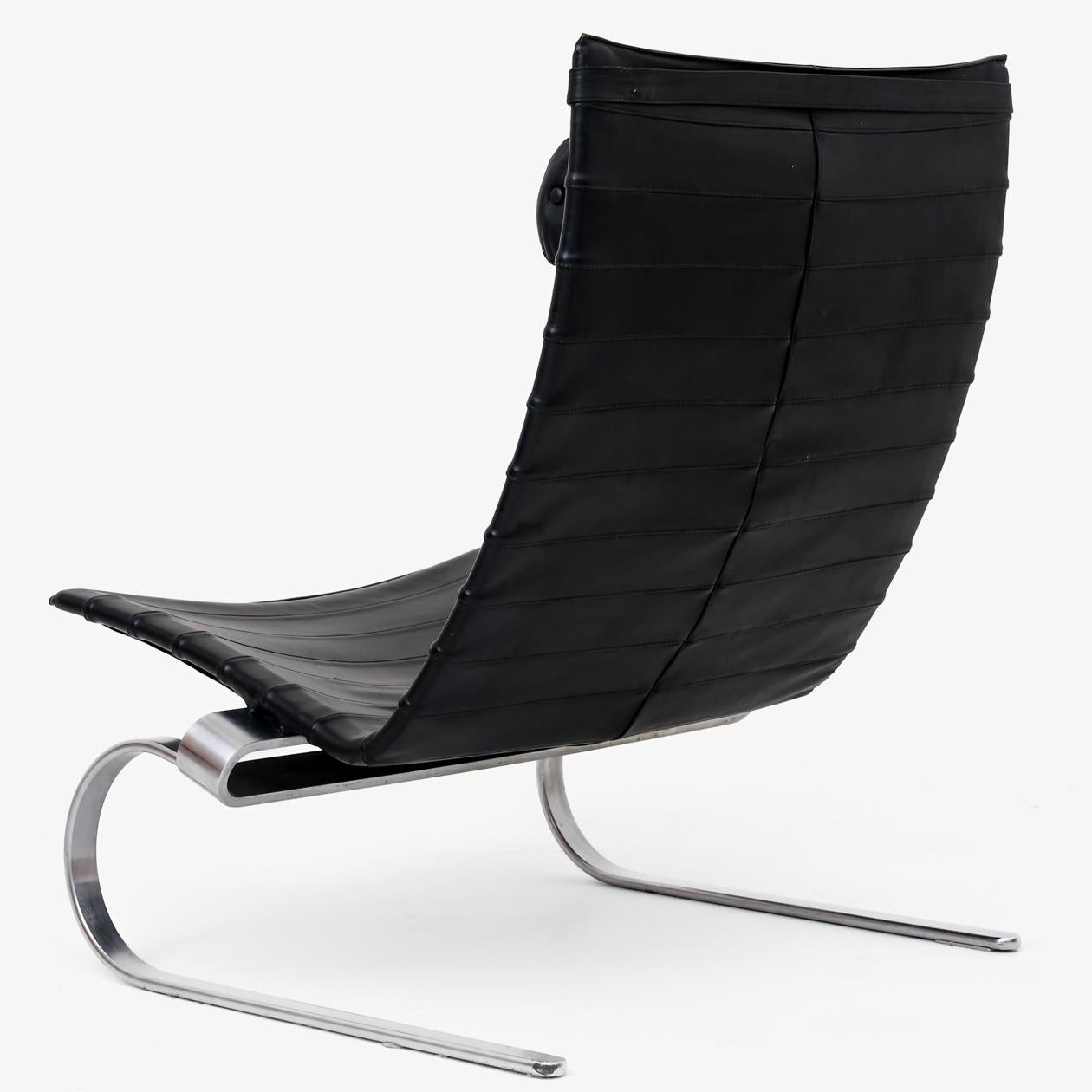 PK 20 - Easy chair in black leather on matt chromed spring steel. Poul Kjærholm / Fritz Hansen.