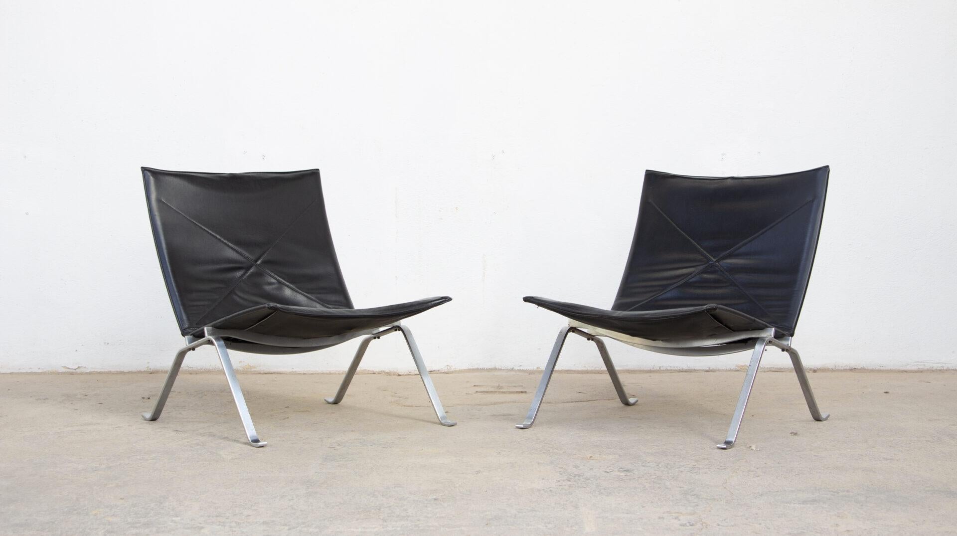 Paire de fauteuils en acier inoxydable et cuir noir, modèle PK 22 par le designer Poul Kjaerholm pour le fabricant danois Fritz Hansen.

Estampillé sur le cadre avec une gravure dans l'acier par Poul Kjaerholm.

Fauteuil de référence parmi les