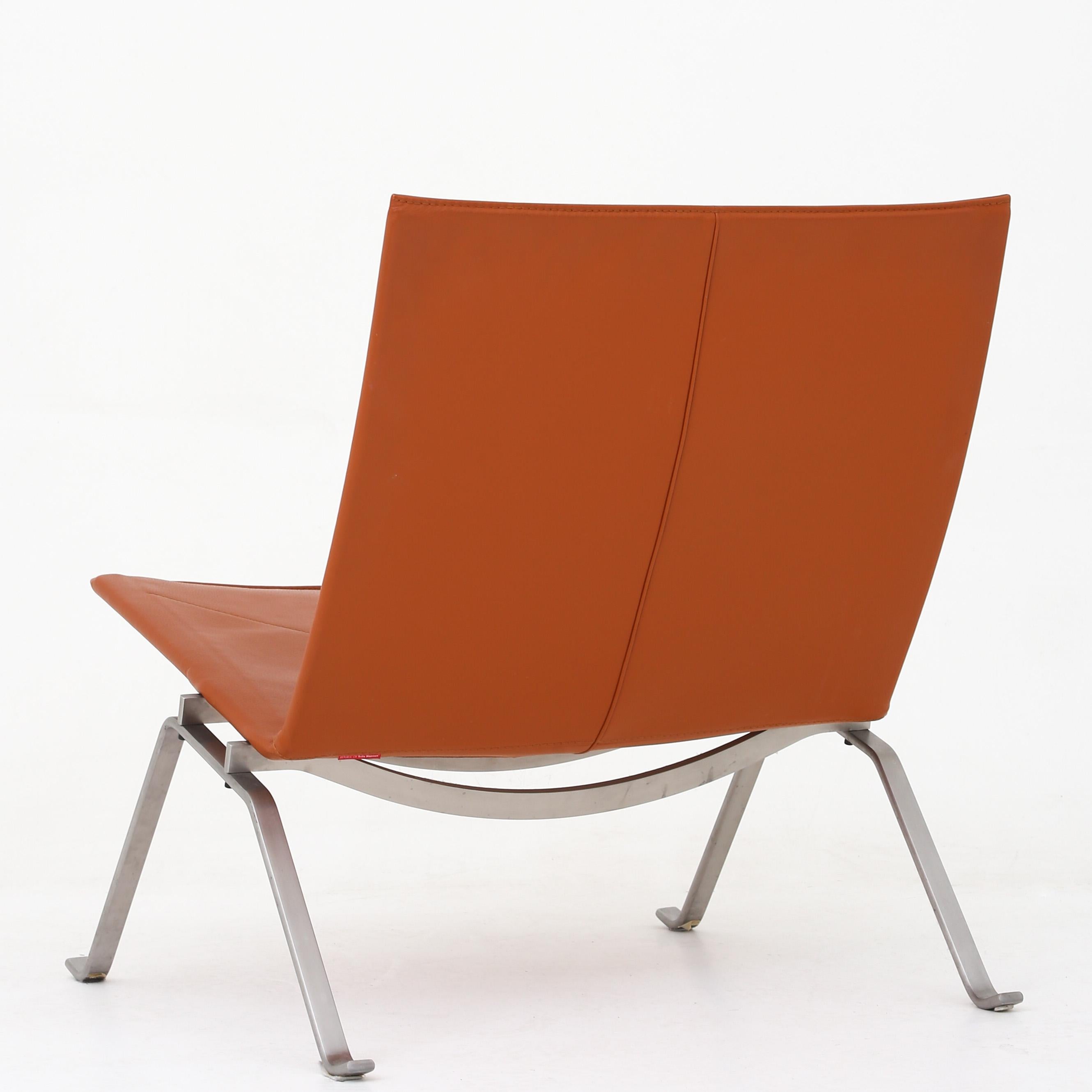 Poul Kjærholm PK 22 - Easy chair in original red-brown leather on steel frame. Maker Fritz Hansen.
