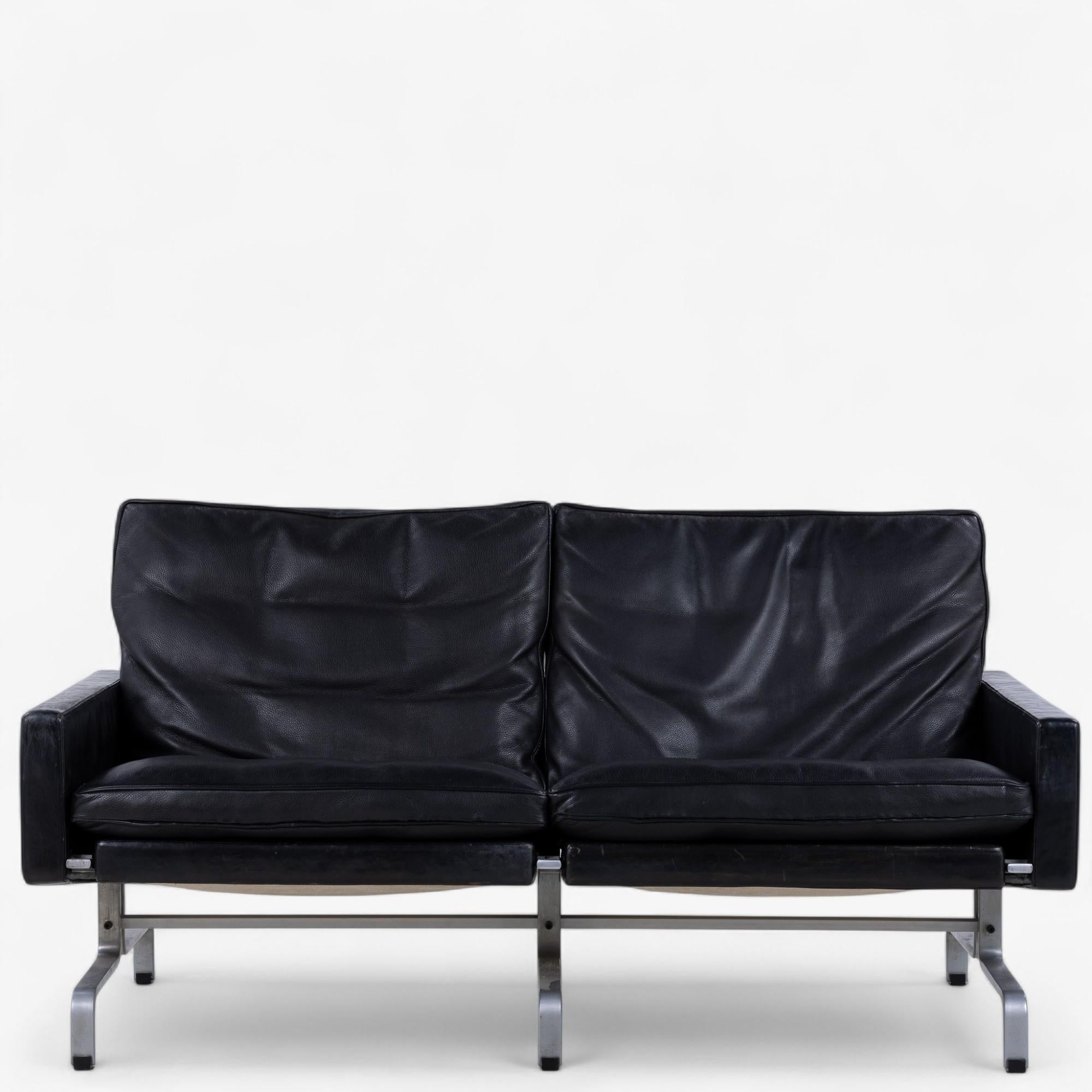PK 31/2 - Sofá de 2 plazas de cuero negro original patinado con armazón de acero. Diseñado por Poul Kjærholm, fabricado por E. Kold Christensen.