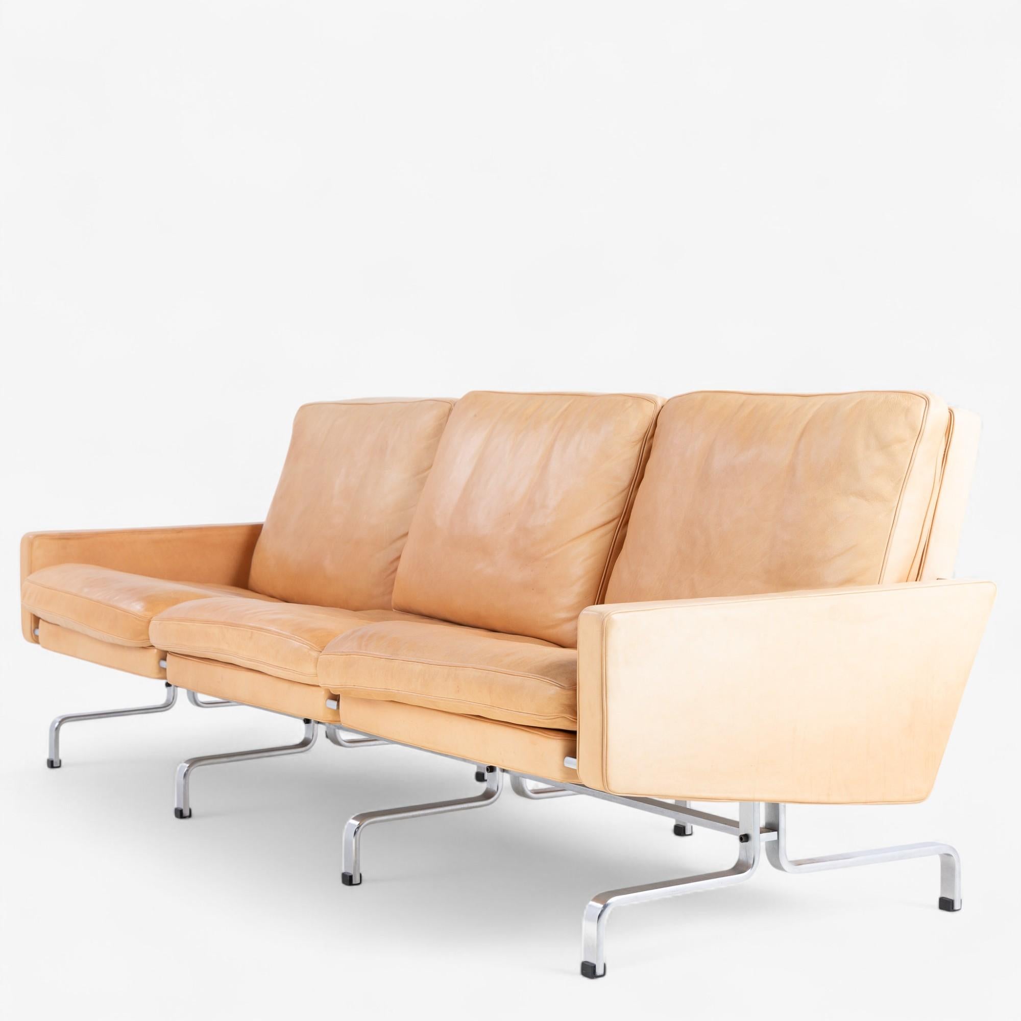 PK 31/3 - Divano a 3 posti in pelle naturale patinata con struttura in acciaio cromato. Progettato nel 1958 da Poul Kjærholm e realizzato da E. Kold Christensen.