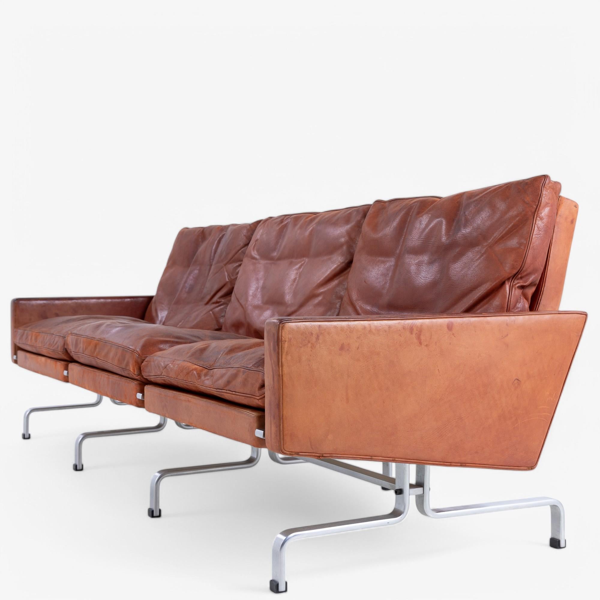 PK 31/3 - 3-Sitzer-Sofa aus patiniertem, rötlichem Original-Anilinleder mit Gestell aus verchromtem Stahl. Entworfen 1958 von Poul Kjærholm, hergestellt von E. Kold Christensen.