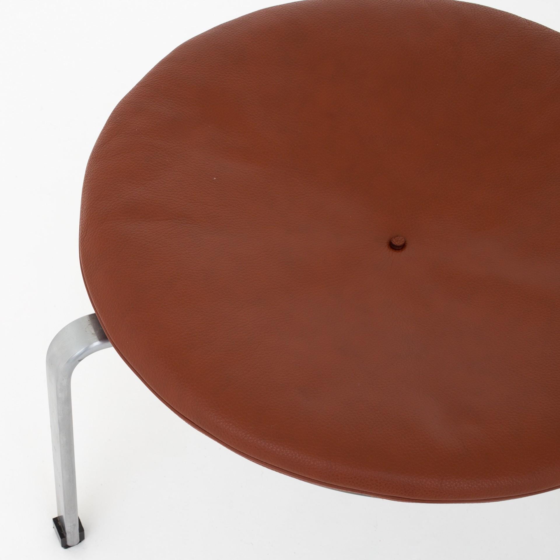 PK 33 stool in original, brown leather on steel frame. Maker Fritz Hansen.
