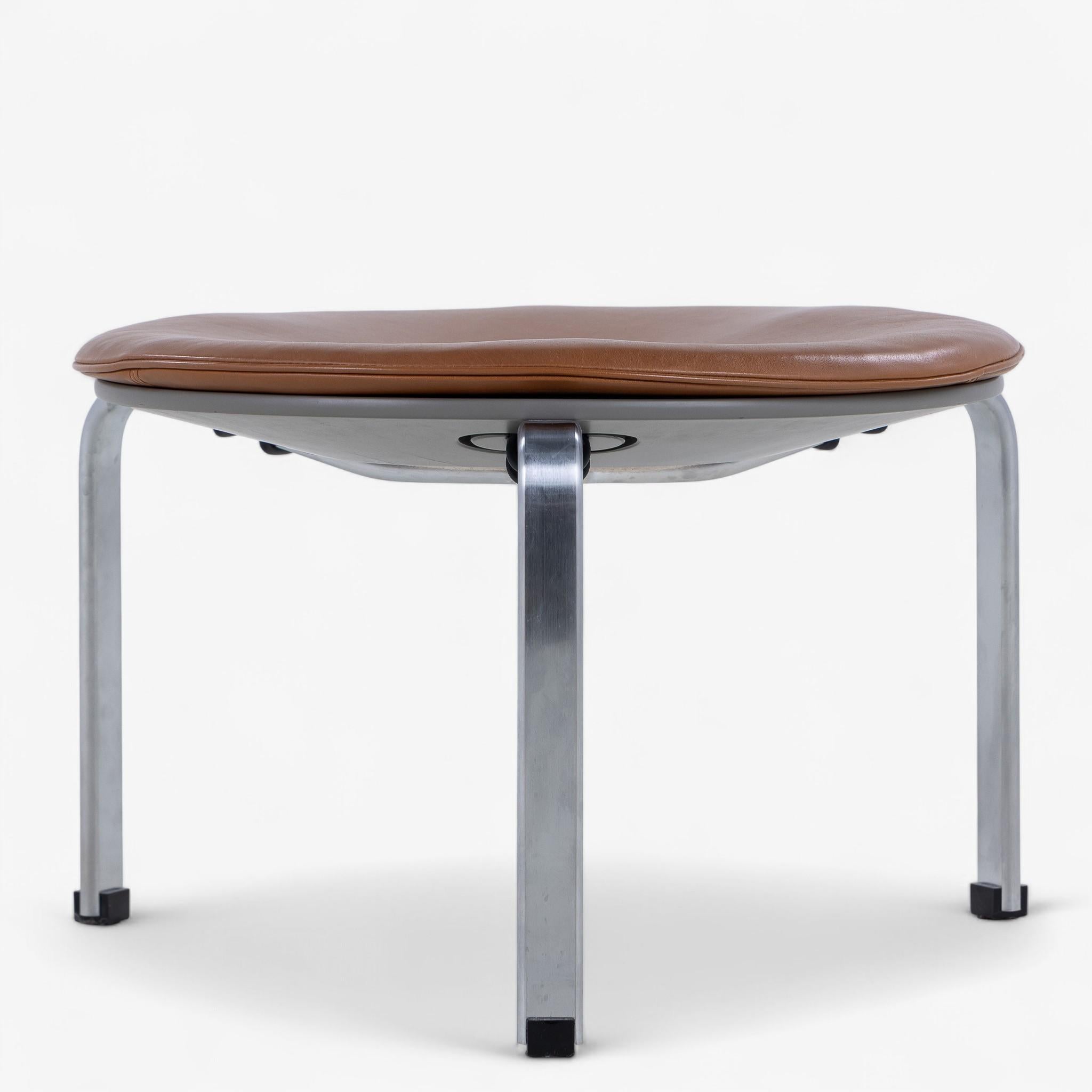 PK 33 - Hocker mit cognacfarbenem Ledersitz und Stahlbeinen. Gestempelt vom Hersteller Fritz Hansen und entworfen von Poul Kjærholm.