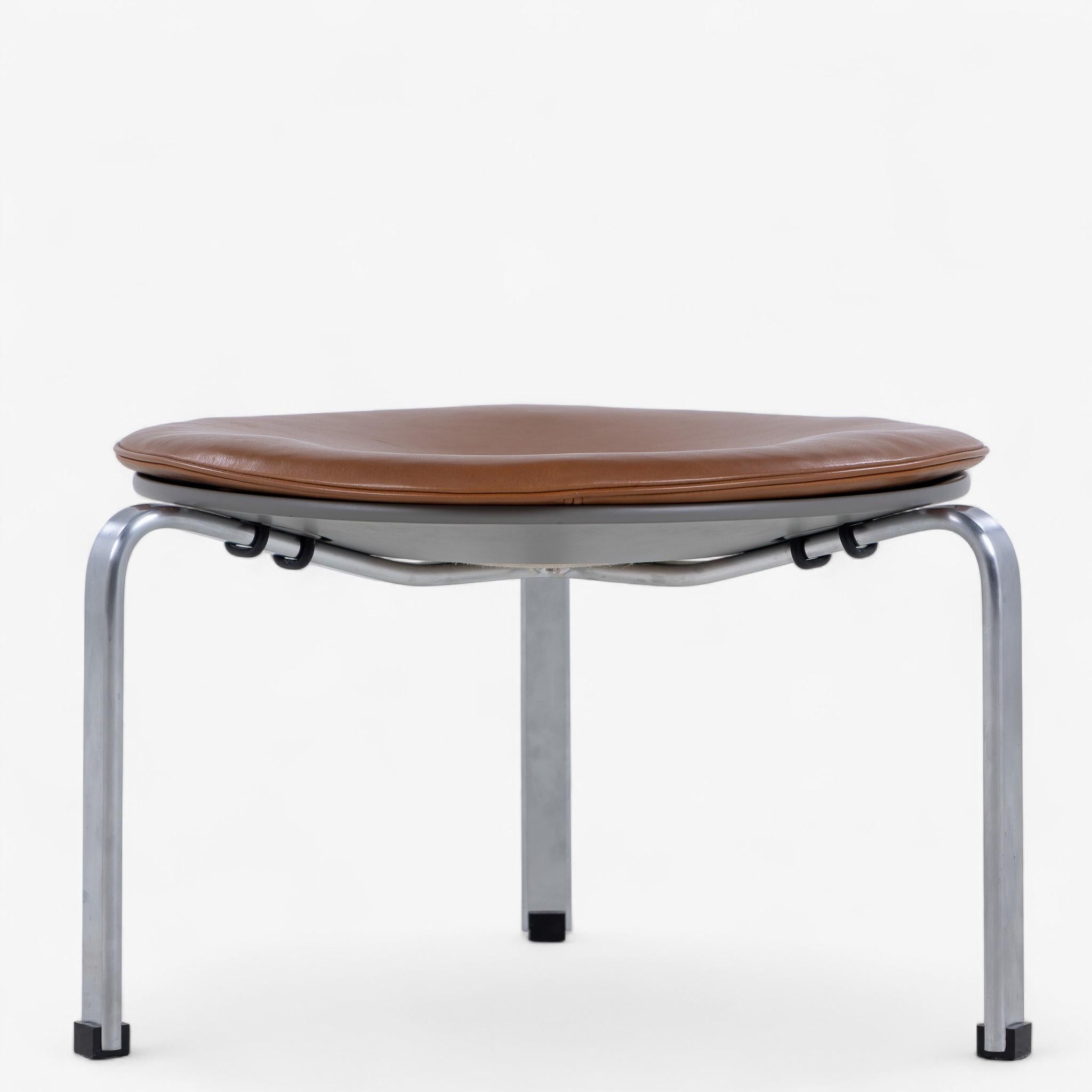 PK 33 - Hocker aus cognacfarbenem Leder von Poul Kjærholm (Moderne der Mitte des Jahrhunderts) im Angebot