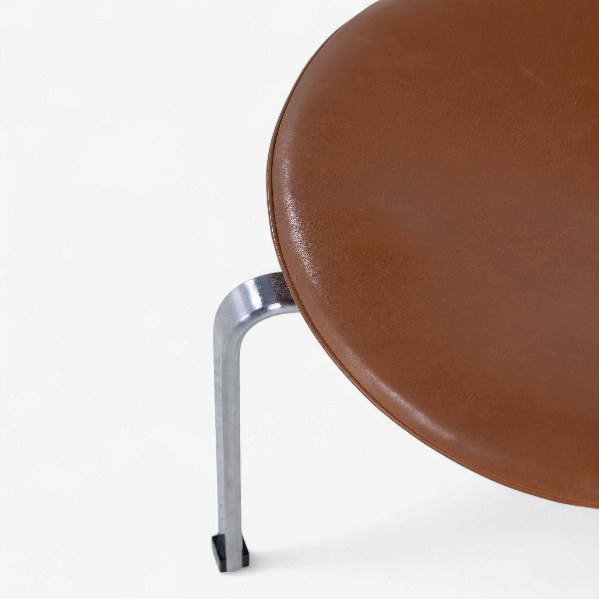 PK 33 - Hocker aus cognacfarbenem Leder von Poul Kjærholm (Dänisch) im Angebot
