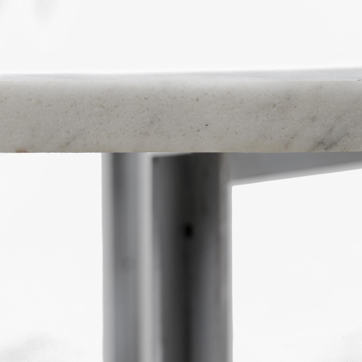 PK 54 - Round dining table with chromed steel frame and light flint-rolled marble top. Poul Kjærholm / E. Kold Christensen