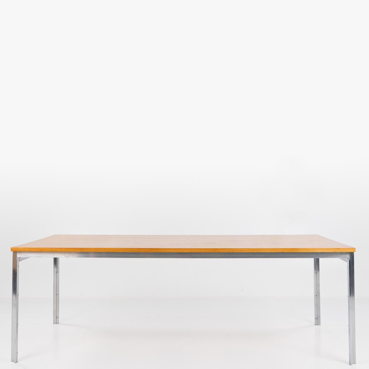 PK 55 - Bureau/table à manger avec plateau en frêne et structure en acier. Marqué par le fabricant. Conçu par Poul Kjærholm, réalisé par E. Kold Christensen.