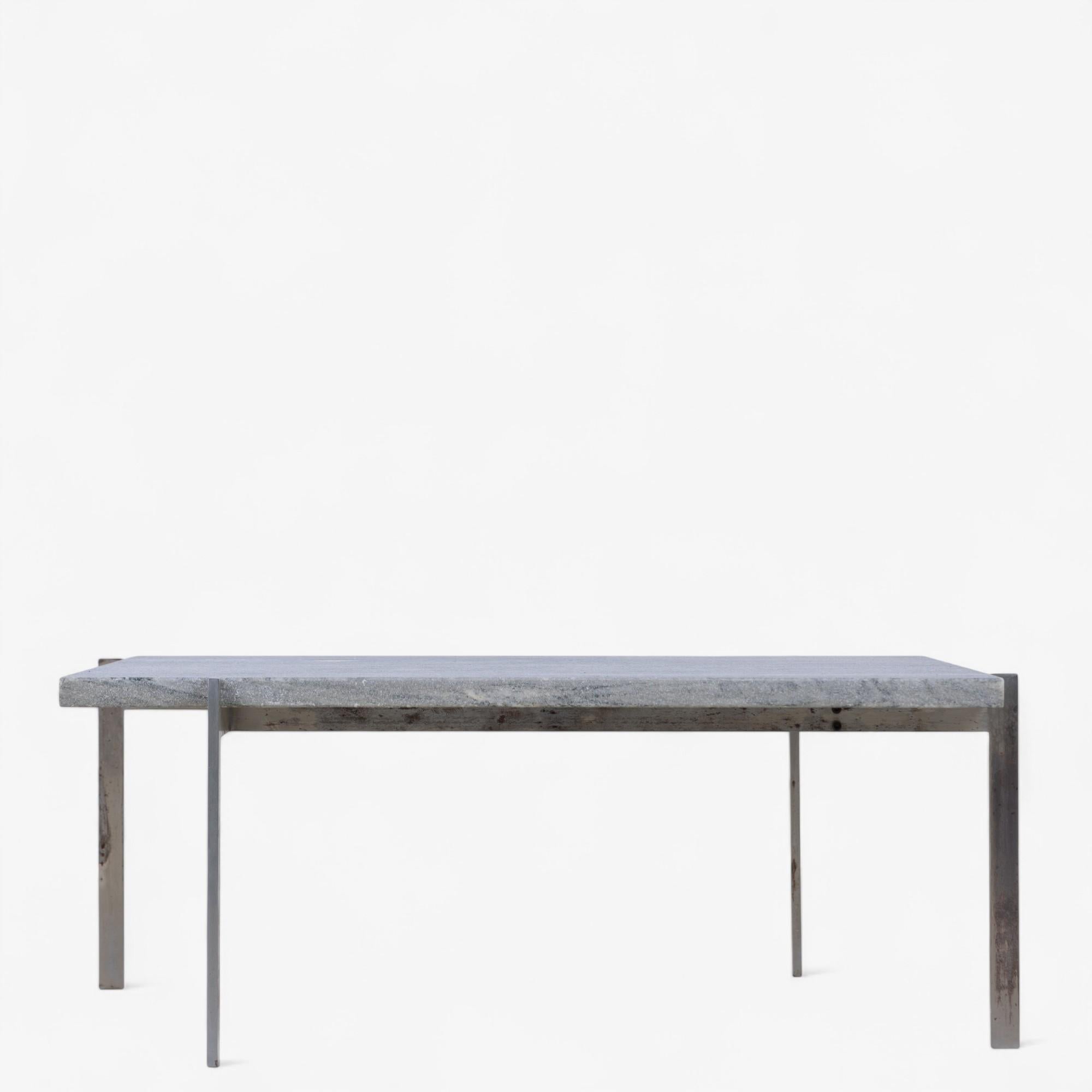PK 61 - Mesa de centro con tablero de mármol Cippolini sobre estructura de acero. Estampado del fabricante E. Kold Christensen y diseñado por Poul Kjærholm.